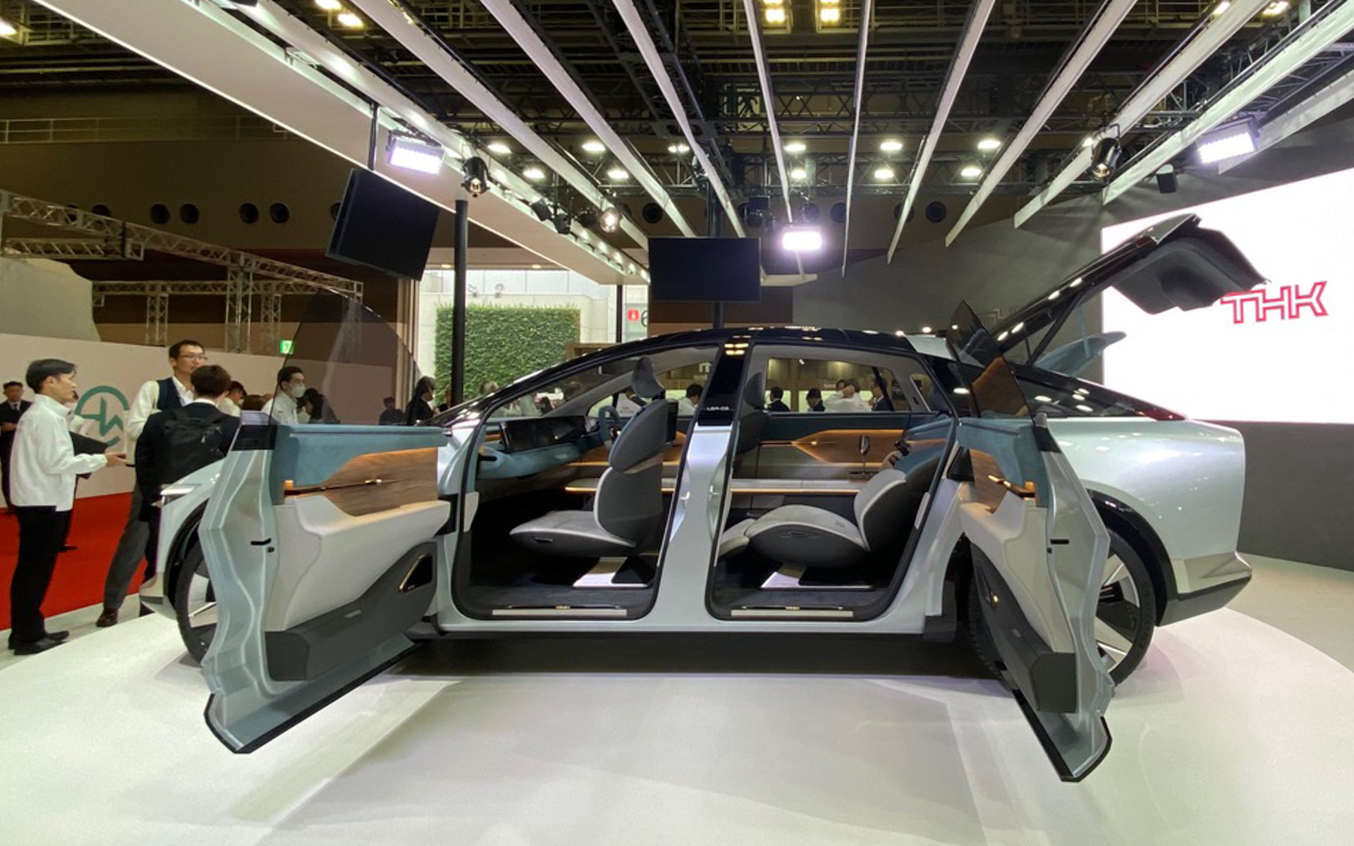 THKのブースで一際目立っていた世界初披露のEVプロトタイプ「LSR-05」。現実離れした見た目ではありますが、決して夢物語のモデルではなく、実際に開発された独自技術が満載で、発売される日も近いかもしれないと感じました。非接触給電はインフラとの連携が必要ですが、ぜひとも実現してほしいですね