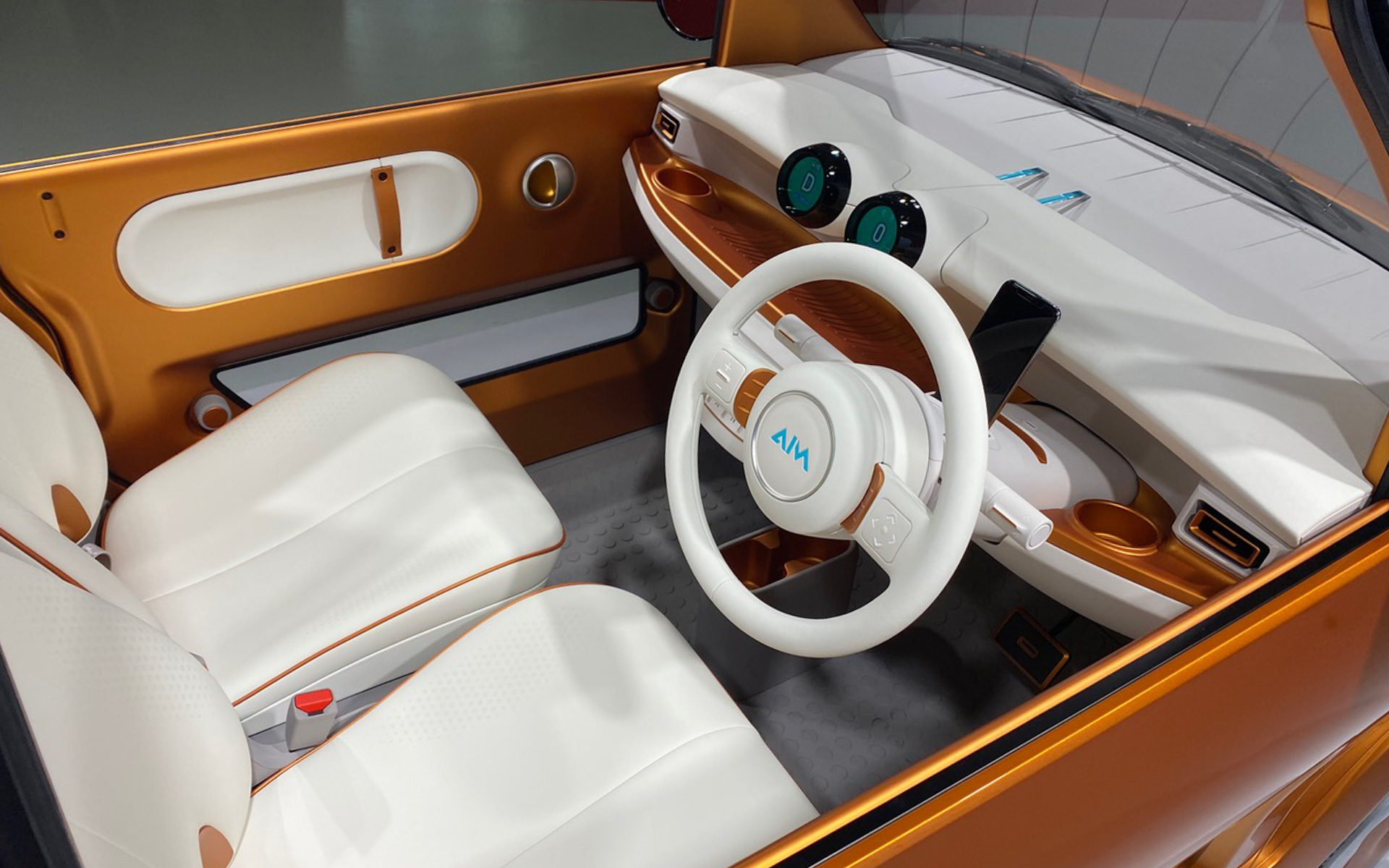 EV MICRO 01のインテリアは、ポップかつシンプルでとってもオシャレ。海辺をドライブしたくなりますね