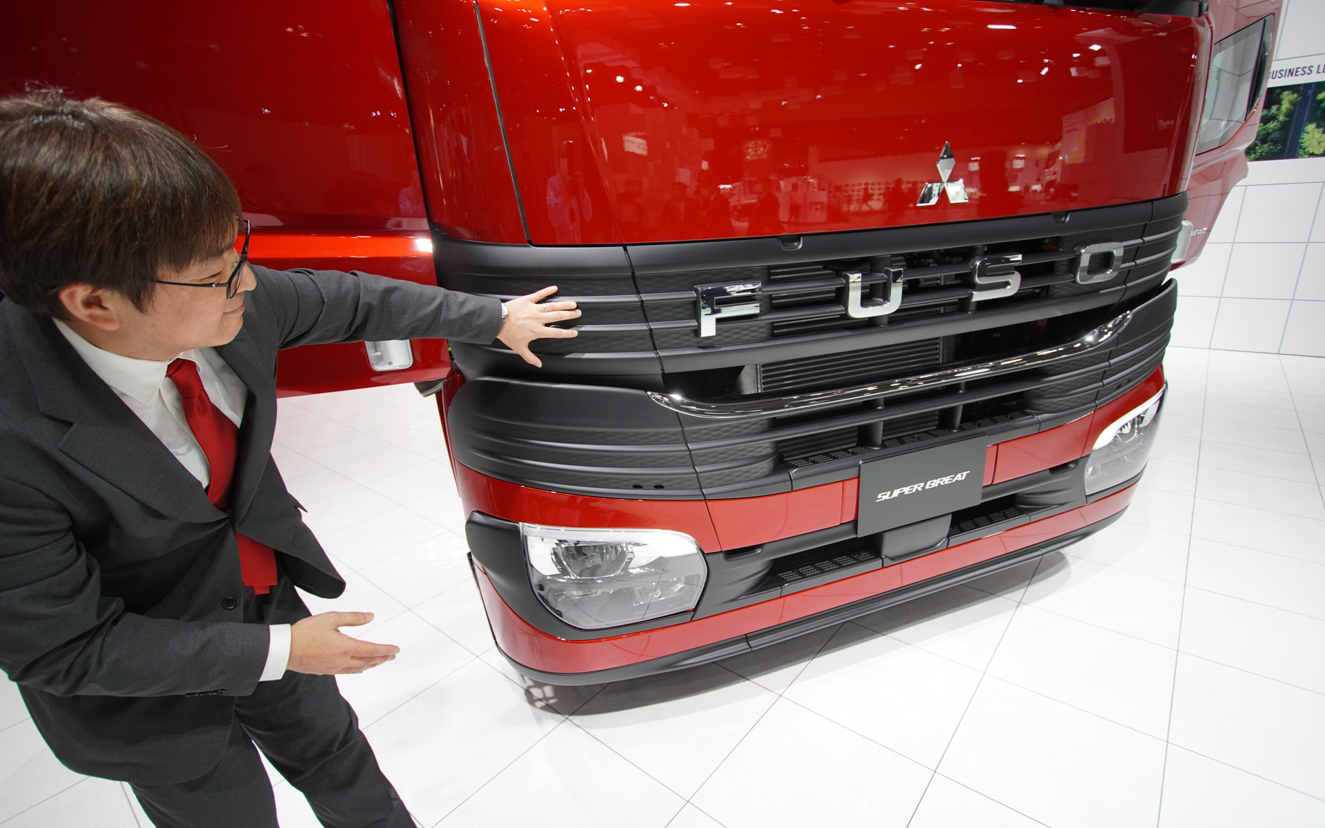 ブラックベルトデザインを説明する開発本部デザイン部マネージャーの土出哲之氏