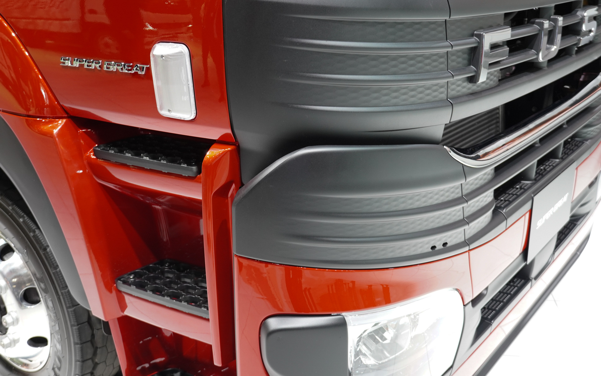 コーナーの処理。正面に当たったエアがサイドから後方に流れるよう機能を持つ