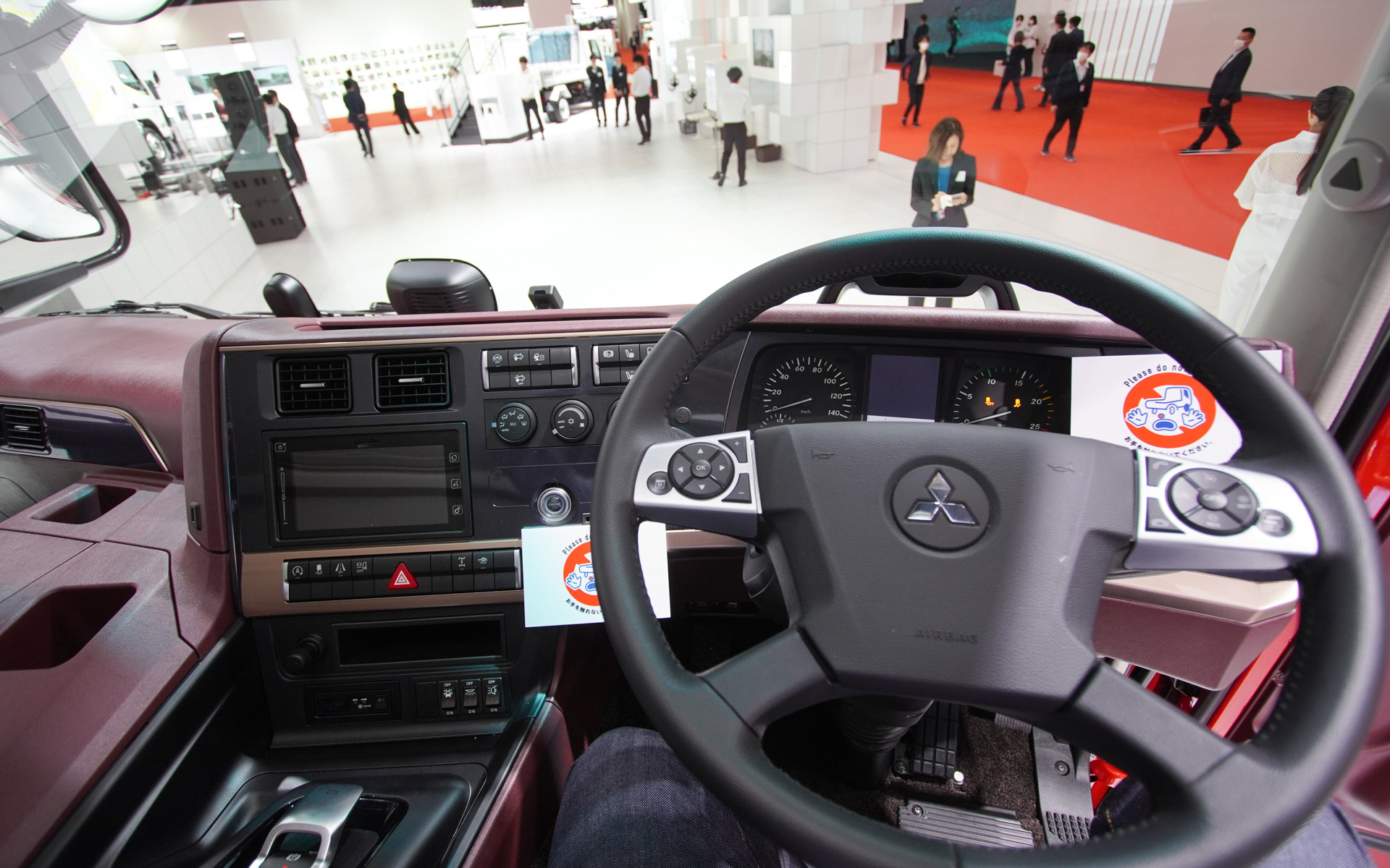 インテリアは新色の濃い赤色。カラー名称は発売時期までに決定予定