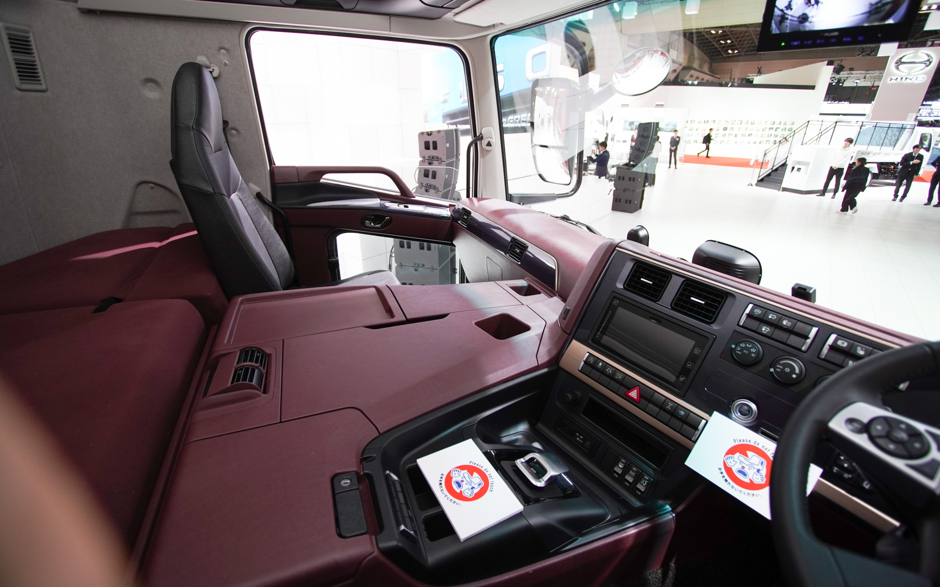 新色の濃い赤内装