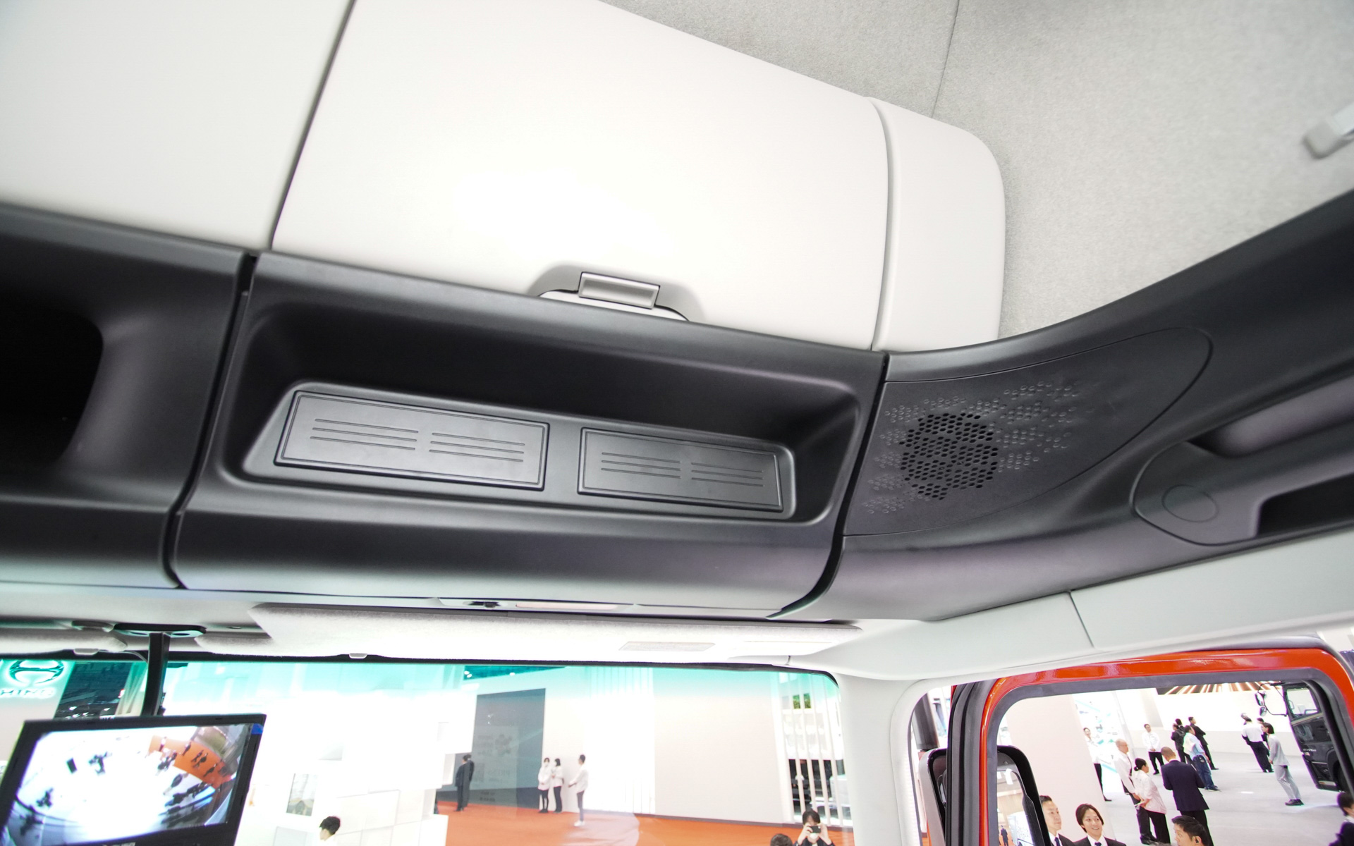 操作パネルはここに設置できる