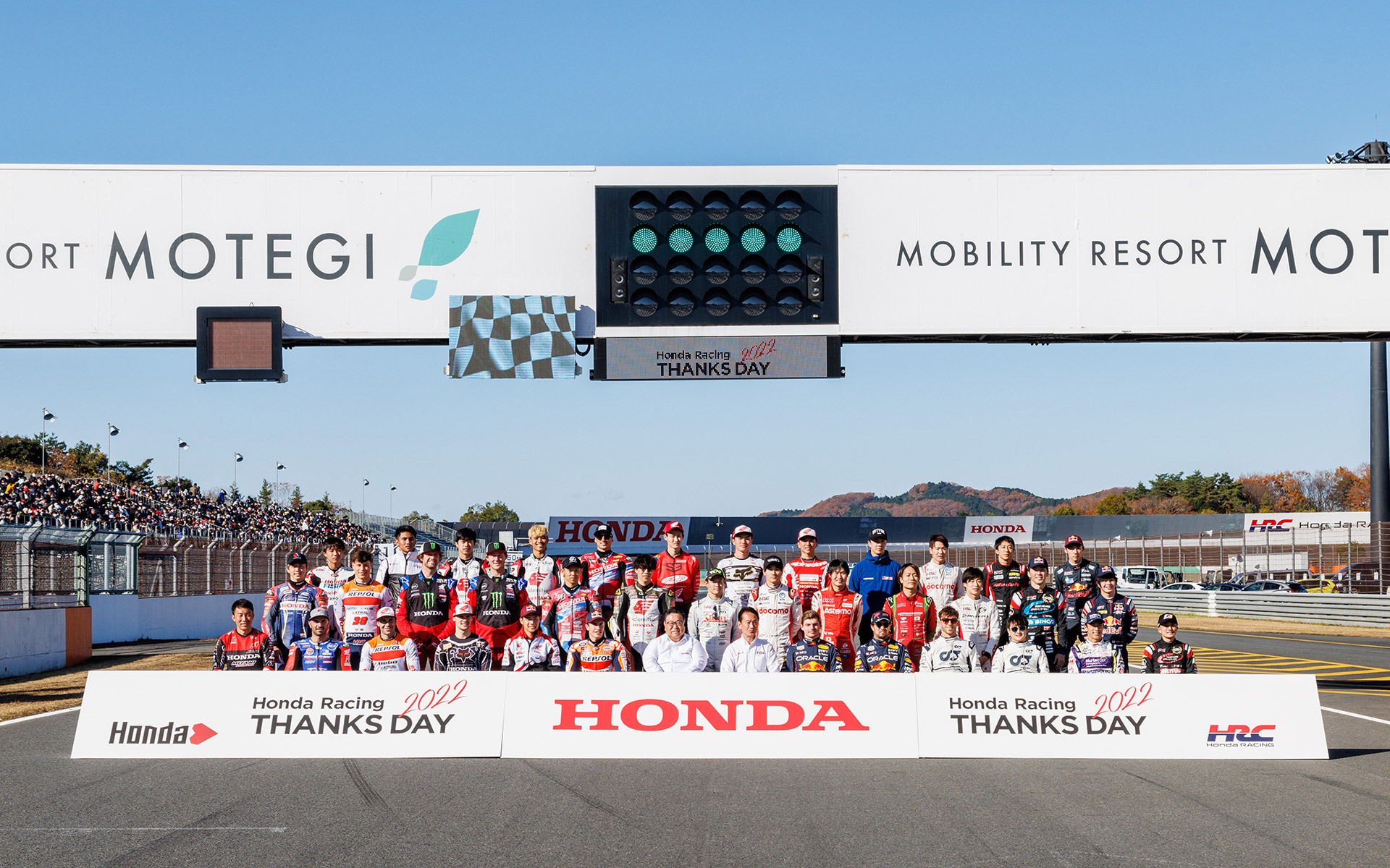 ホンダ・レーシング サンクスデー2022に出演した監督・ドライバー・ライダーたちの集合写真
