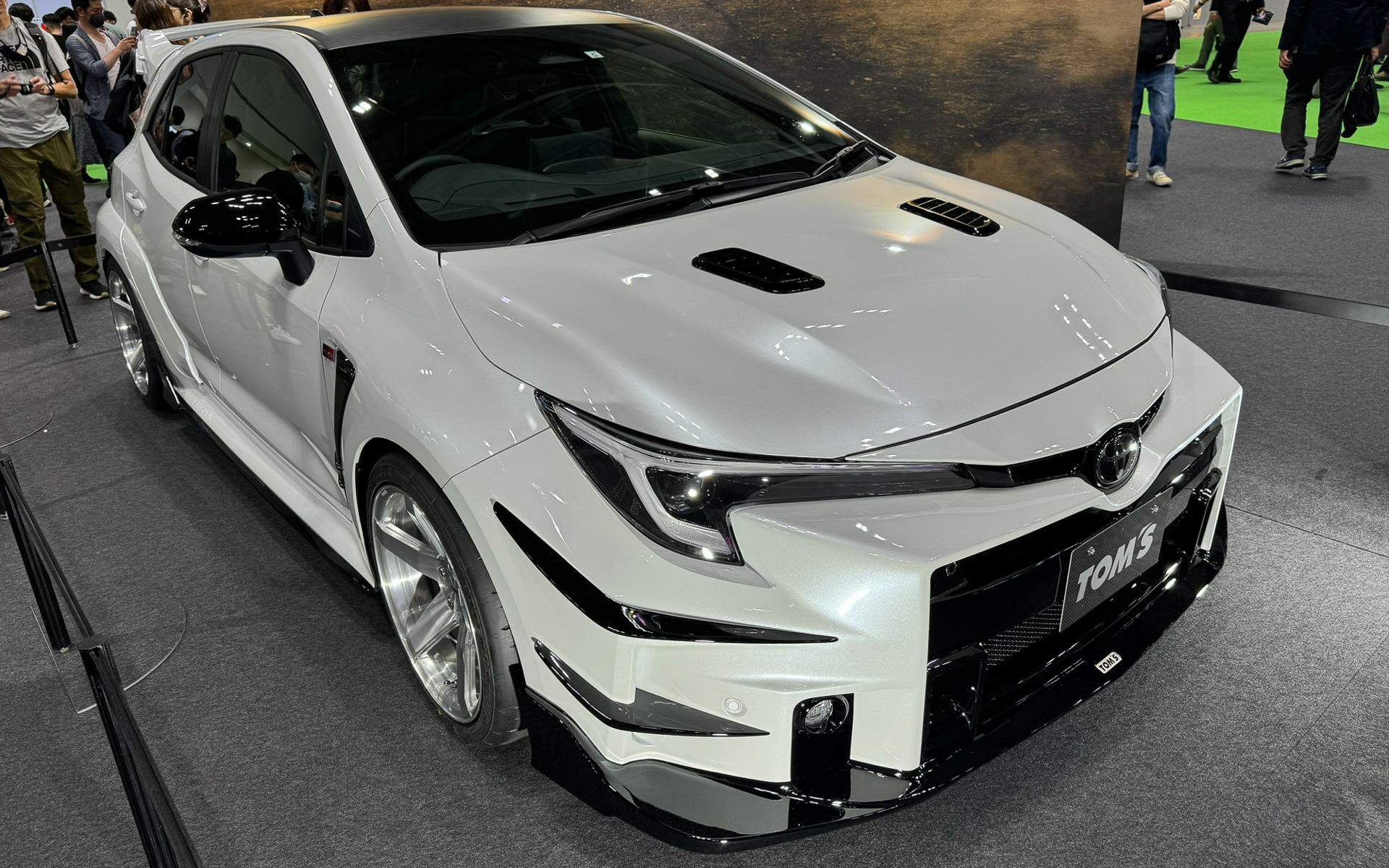 「GRカローラ」用のスタイリングパーツ「TOM'S GRカローラ Type TK」をジャパンモビリティショー2023のオートサロンコーナーで展示中