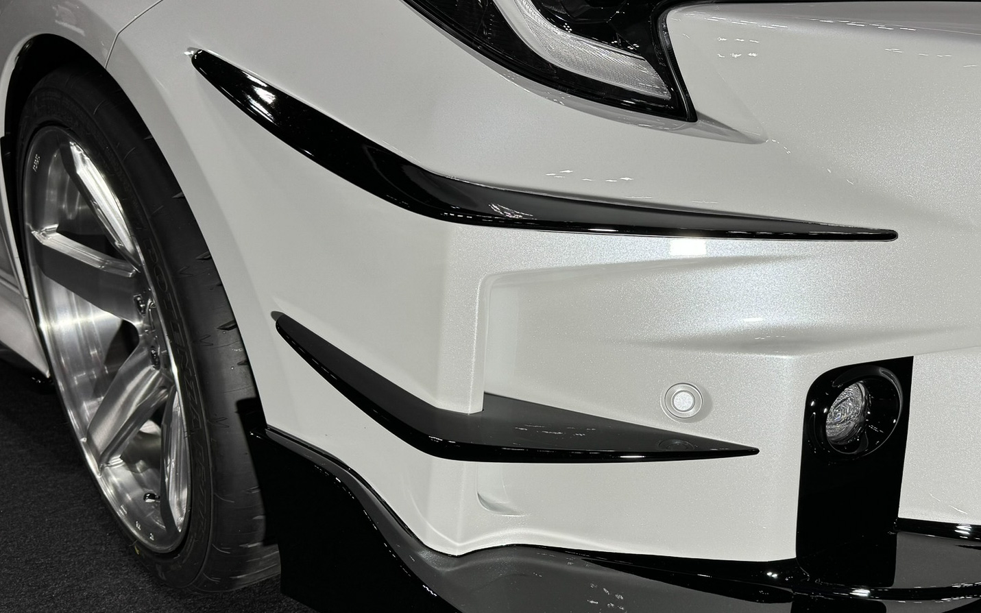 大型カナードとサイドフィンを追加したフロントまわり