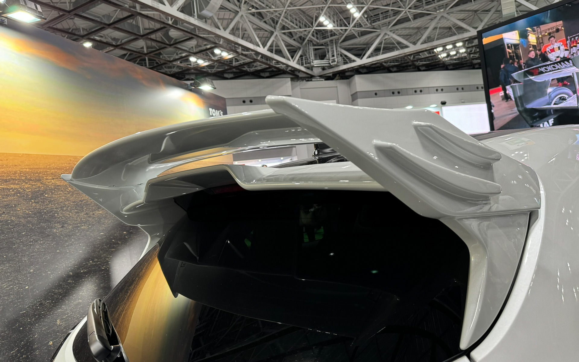 リアはダブルウィング