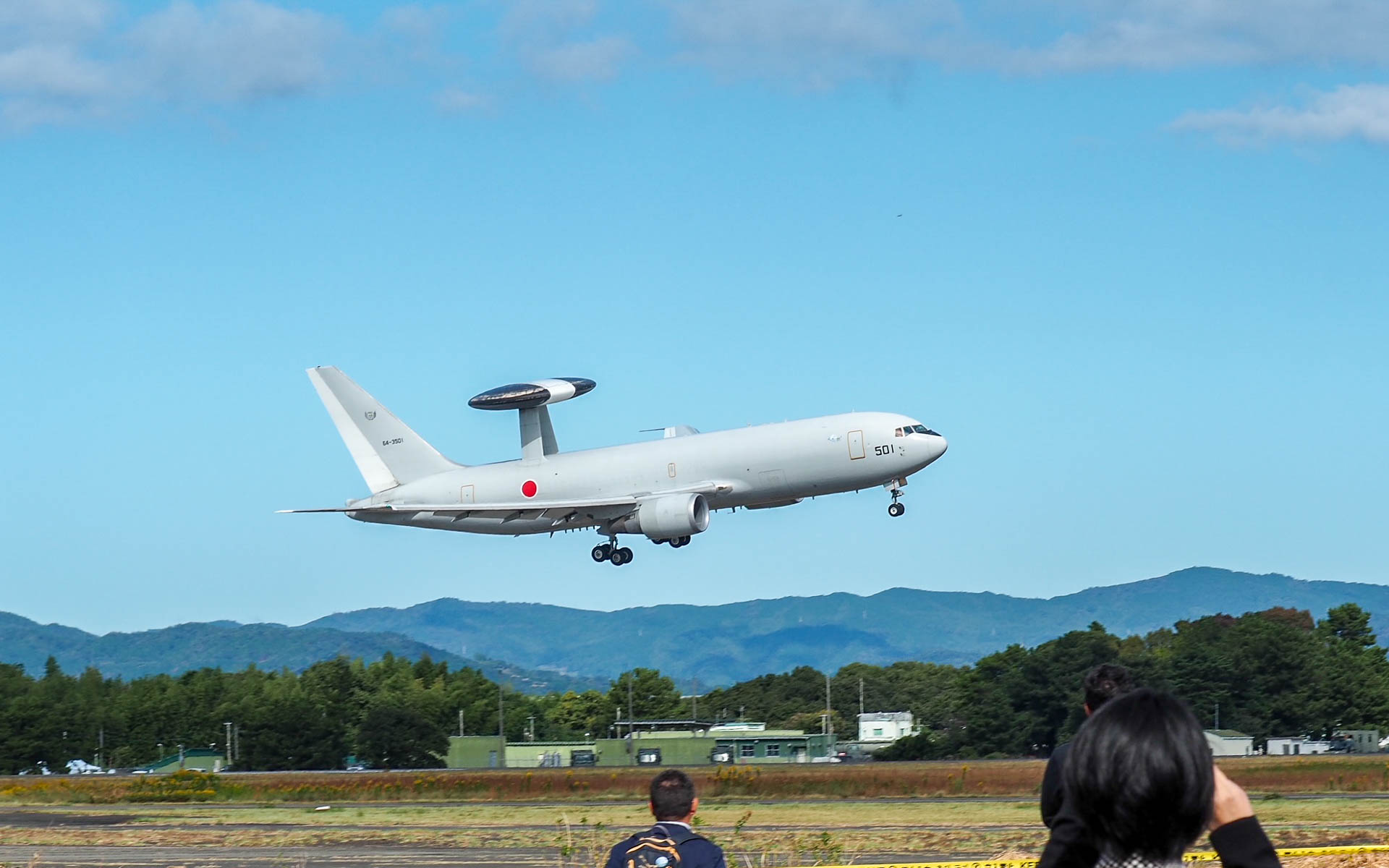E-767は背中に背負った巨大なロートドームが特徴。管制機でF-15とともに強力な防空体制を築く