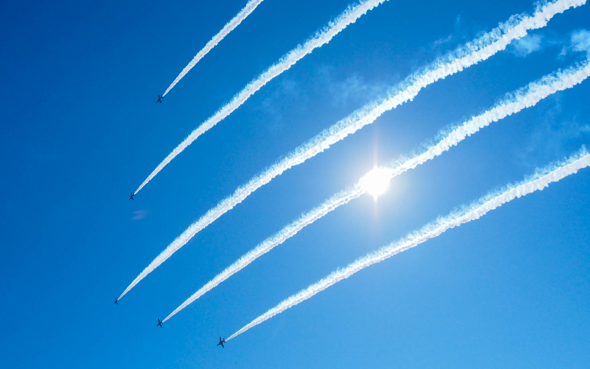 太陽を背にしたブルーインパルスの編隊飛行