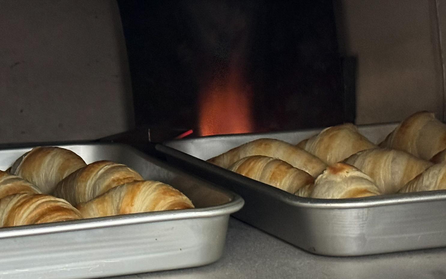 水素でクロワッサンを焼いている。水素の炎は通常見えづらいが、釜のため肉眼でも見ることができる