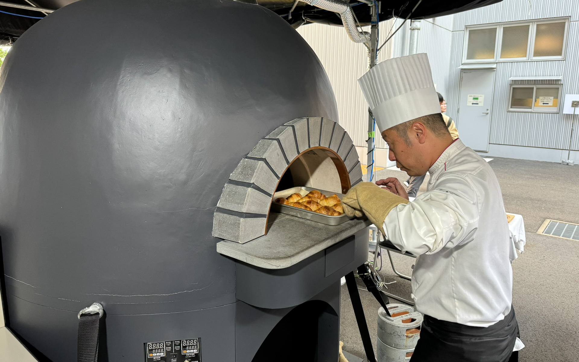 水素で焼き上げたクロワッサンをチェック中