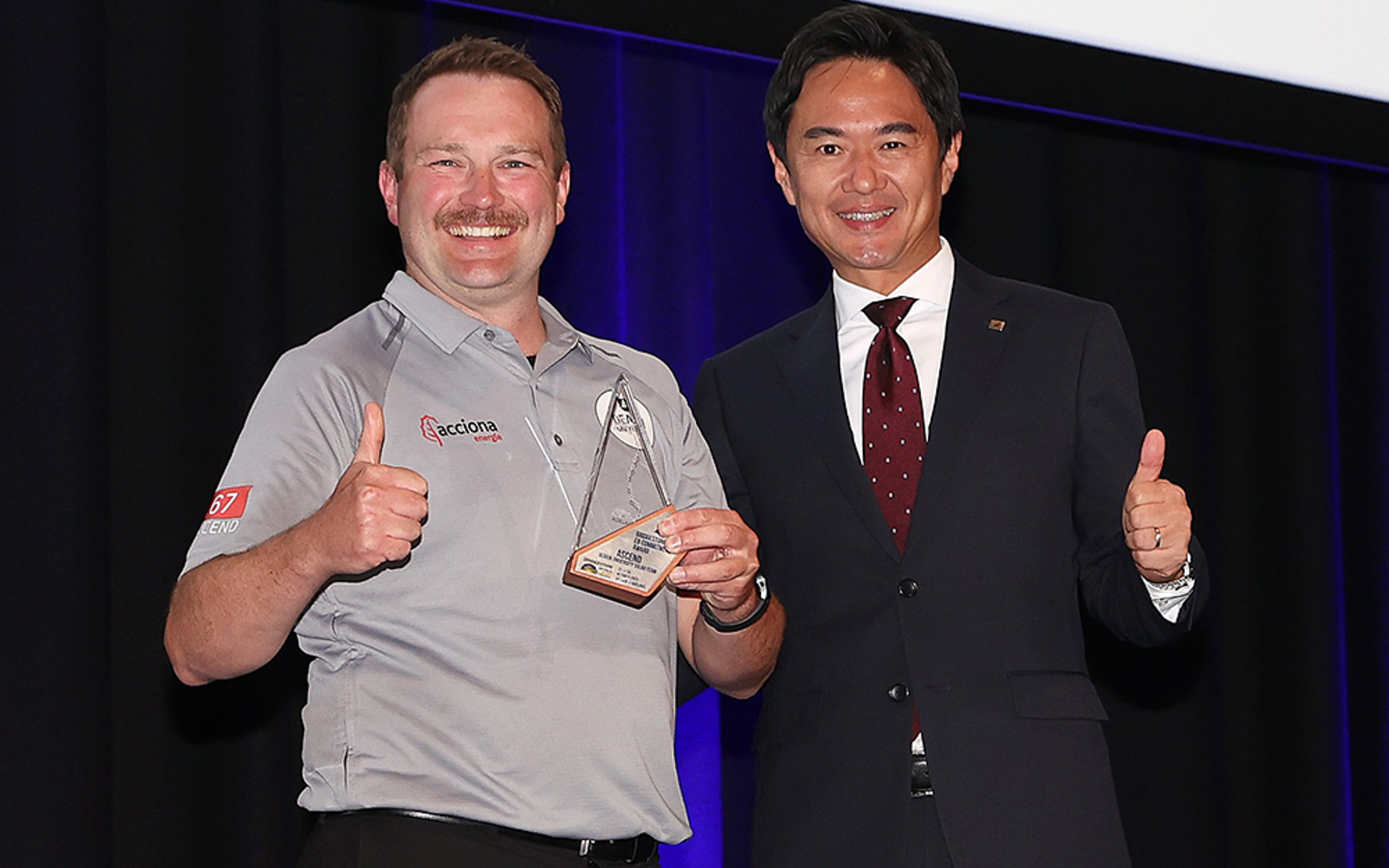 Bridgestone E8 Commitment Award受賞チーム代表者と、ブリヂストンのBSCAP（中国・アジア・大洋州を統括する戦略的事業ユニット）CEOの森田泰博氏