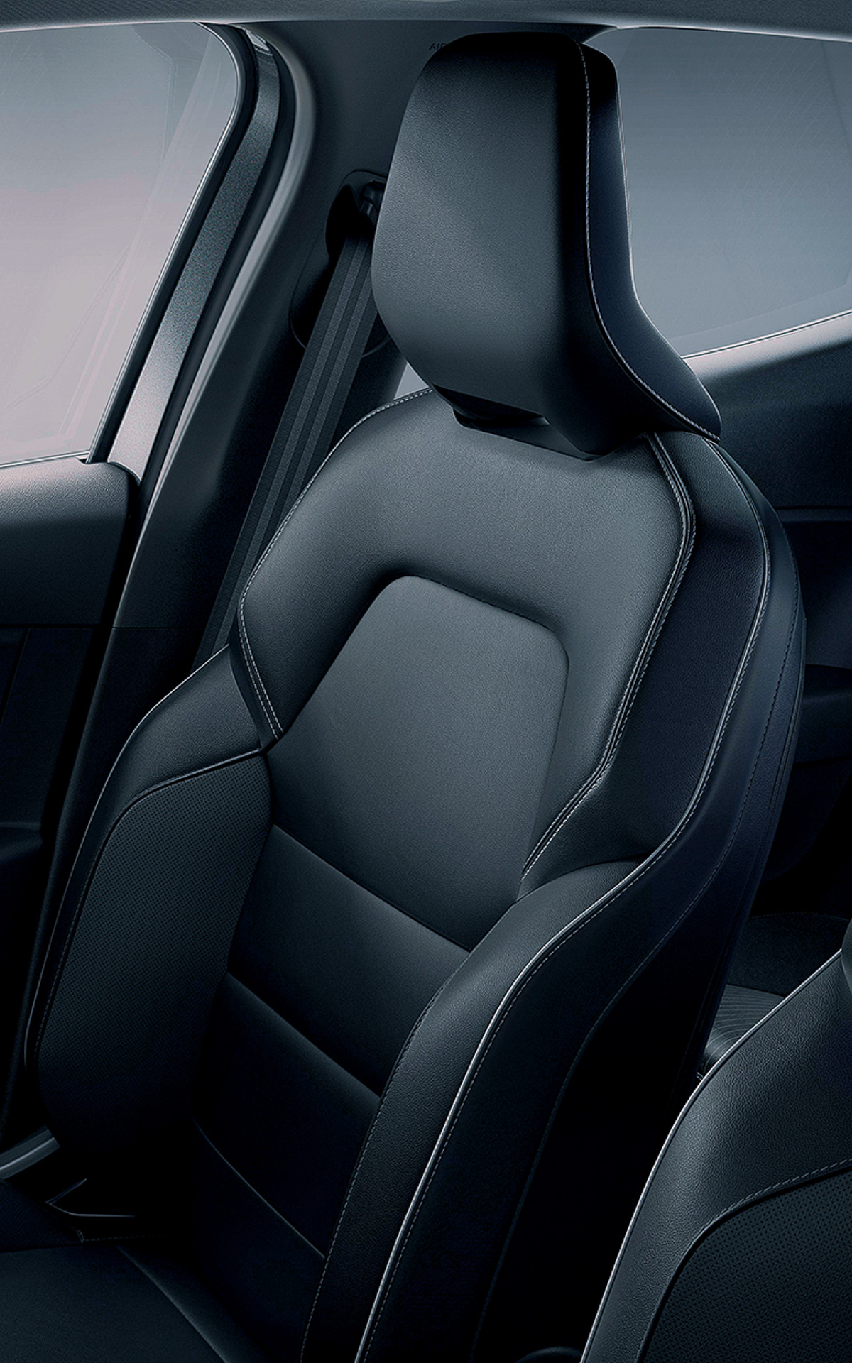 シートはレザーで前席はシートヒーターを搭載する