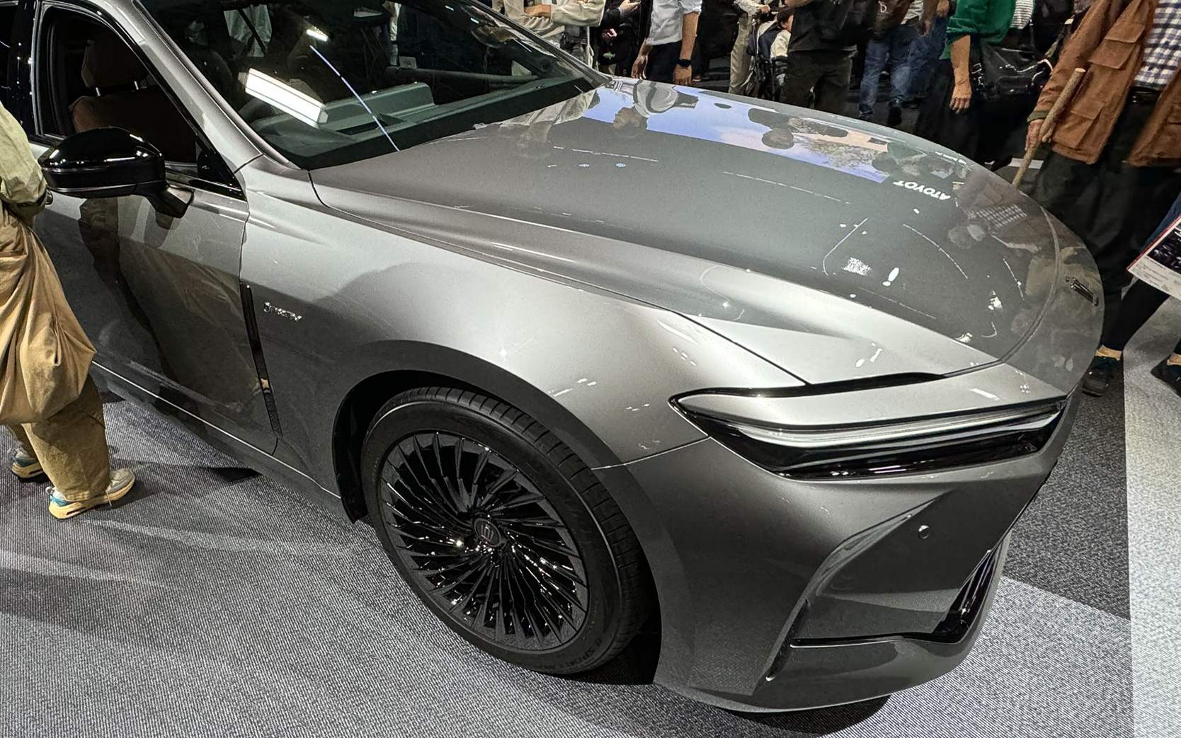 正式に発表された新型クラウン セダン、新型を実際に見られる