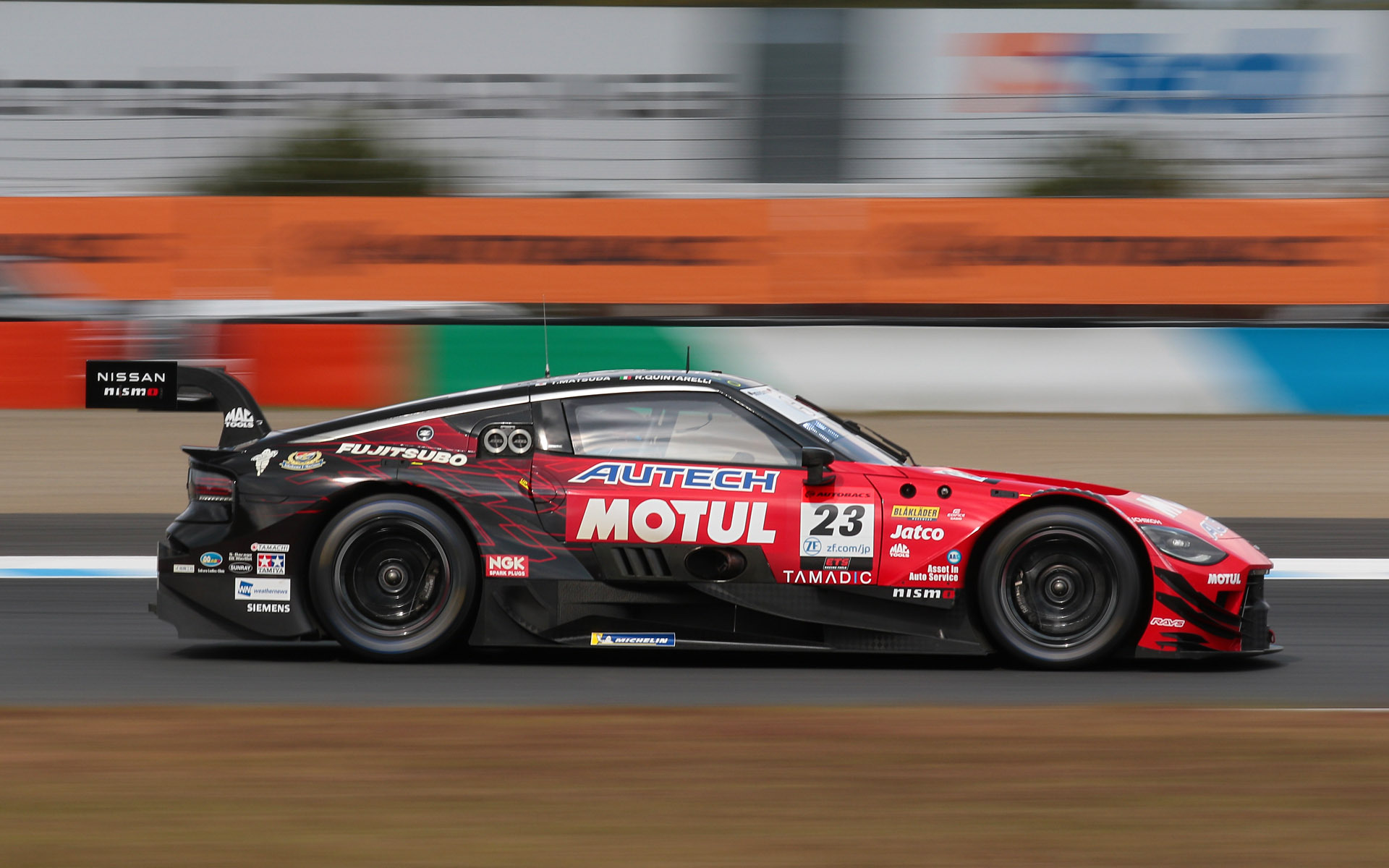 2位の23号車 MOTUL AUTECH Z（松田次生/ロニー・クインタレッリ）
