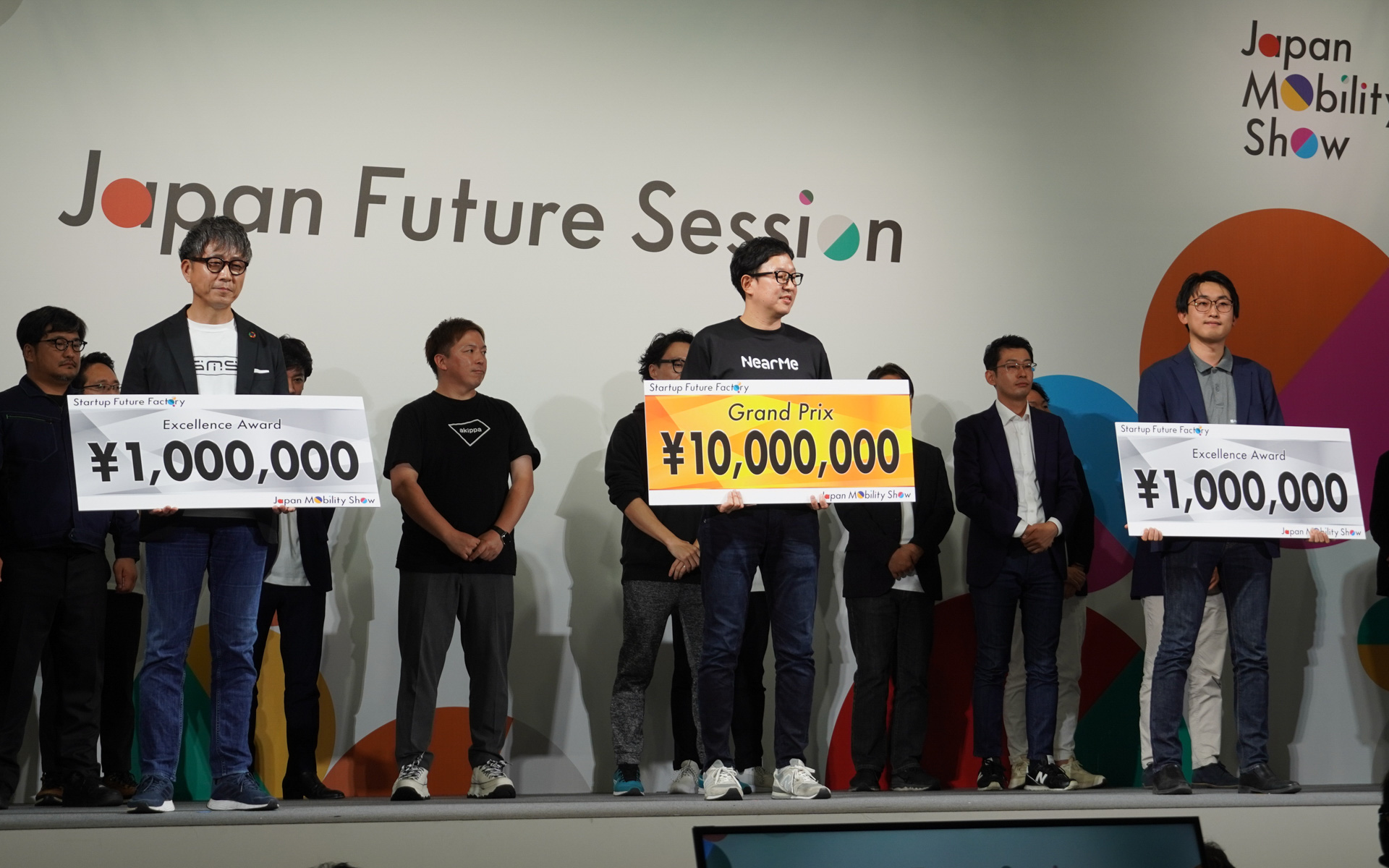 受賞した3社、グランプリはNearMeのCEO、髙原幸一郎氏（中央）、部門賞はGlobal Mobility Service 代表取締役社長 CEOの中島徳至氏（左）とZip Infrastructure 代表取締役の須知高匡氏（右）