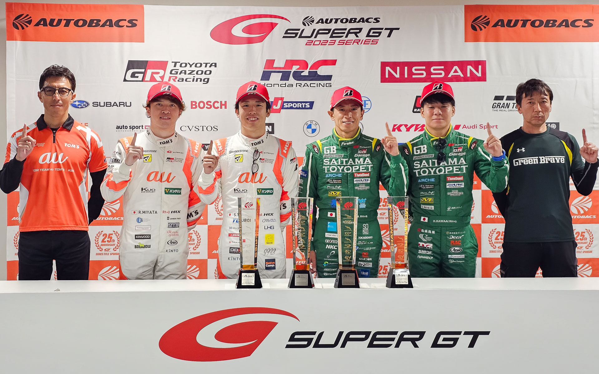 SUPER GTシリーズチャンピオン記者会見、左からGT500 36号車チーム 伊藤大輔監督、宮田莉朋選手、坪井翔選手、GT300 52号車チーム 吉田広樹選手、川合孝汰選手、青柳浩監督