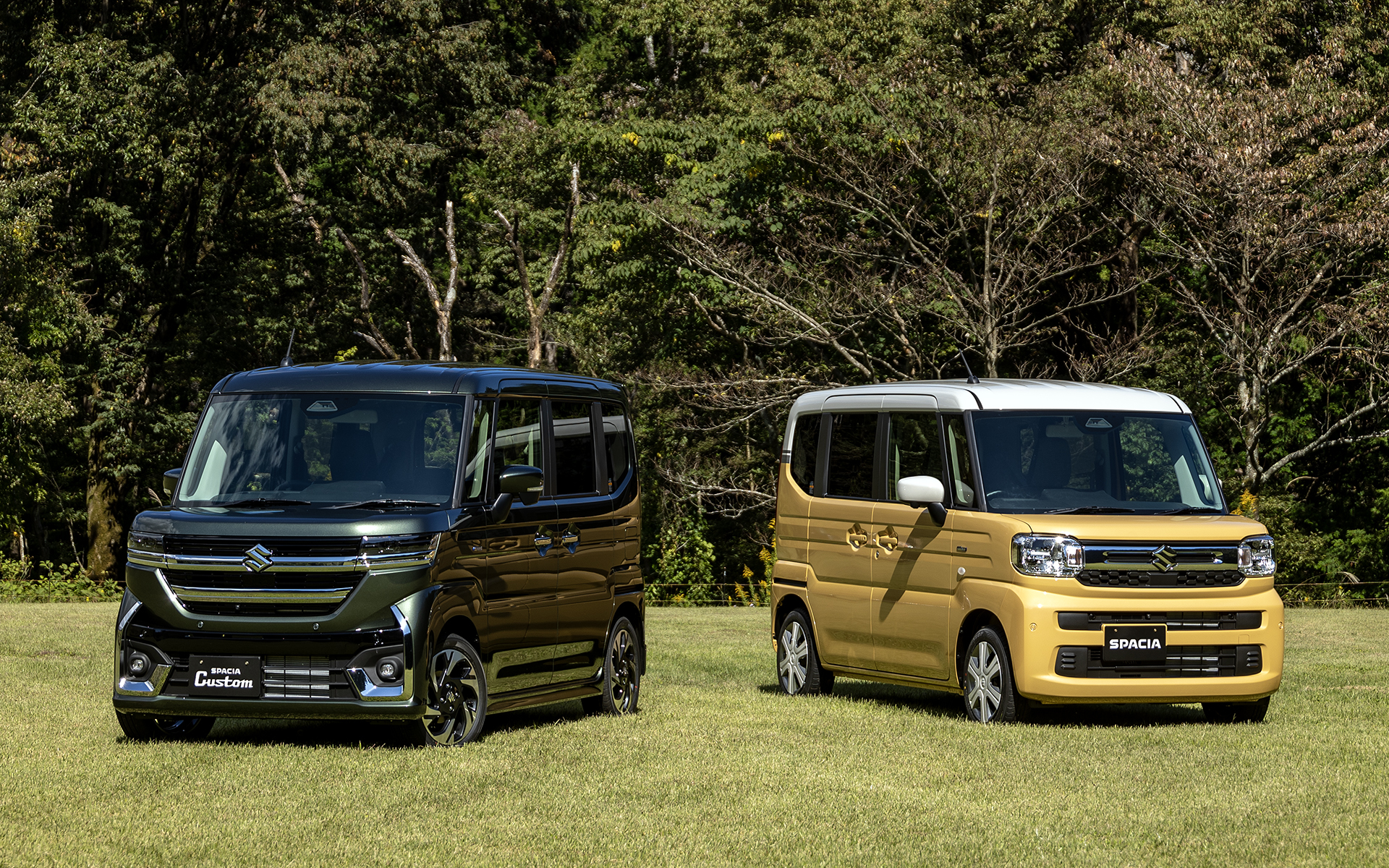 11月22日に発売されるスズキの新型「スペーシア カスタム」（左）、新型「スペーシア」（右）