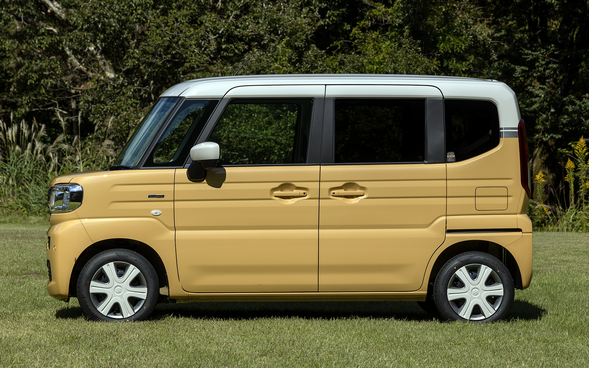 ヘッドライトからドアハンドルの高さにプレス成形されたビード形状のラインを入れることでコンテナを表現