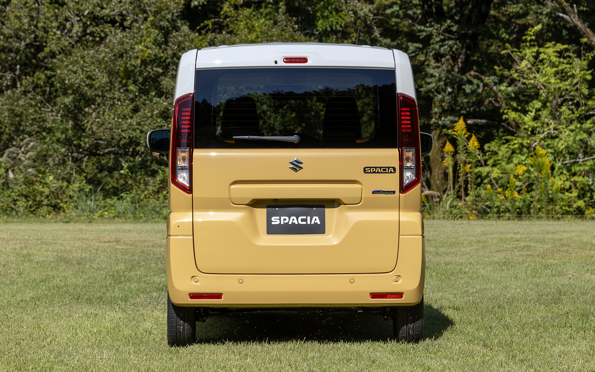 新型ではルーフの幅を広くしているのでガッシリとしたイメージになった