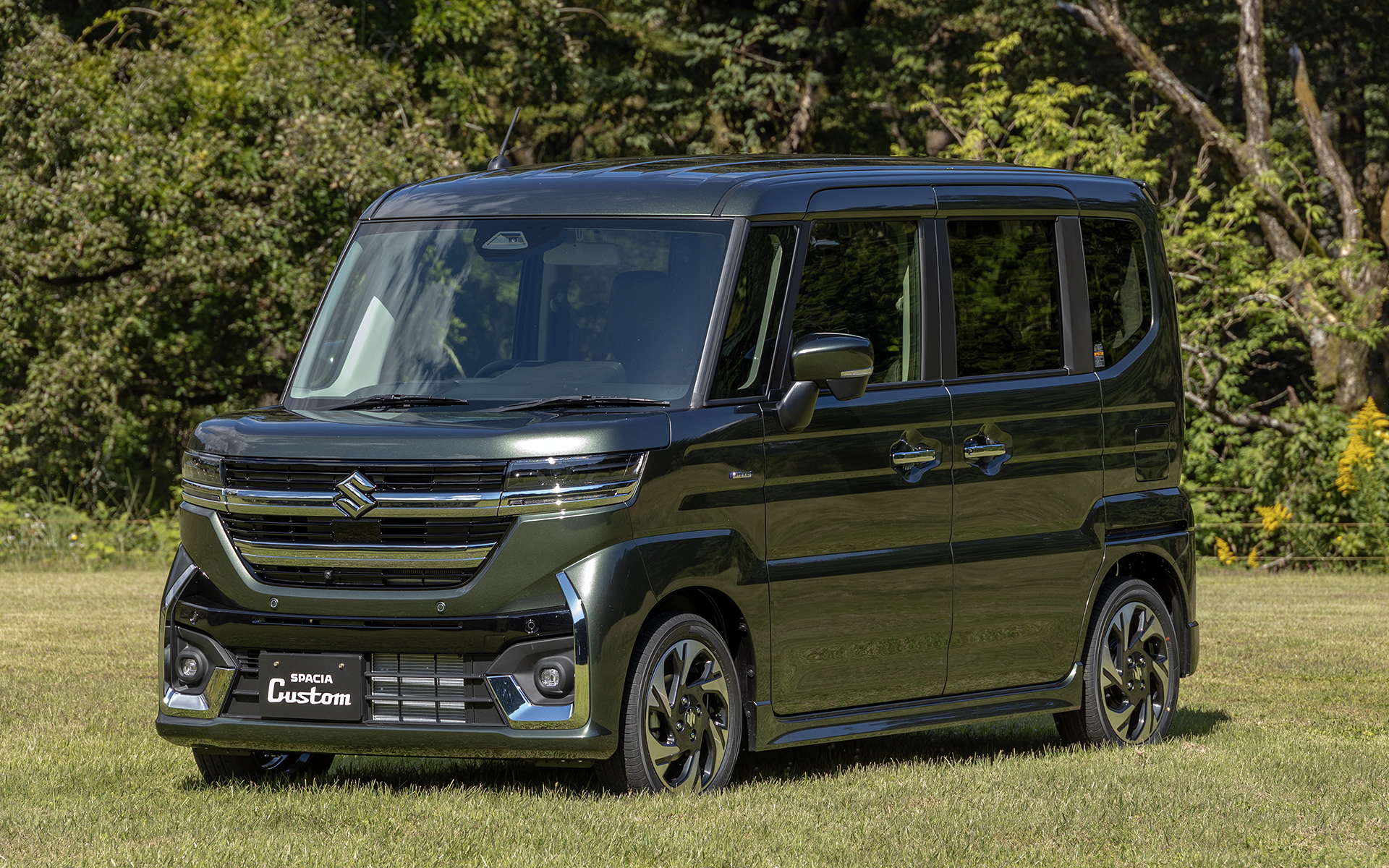 新型スペーシア カスタムは「イカツイ顔」ではなくて「存在感」と「上質感」を出すデザインとした。ボディカラーは単色のアーバンブラックパールメタリック