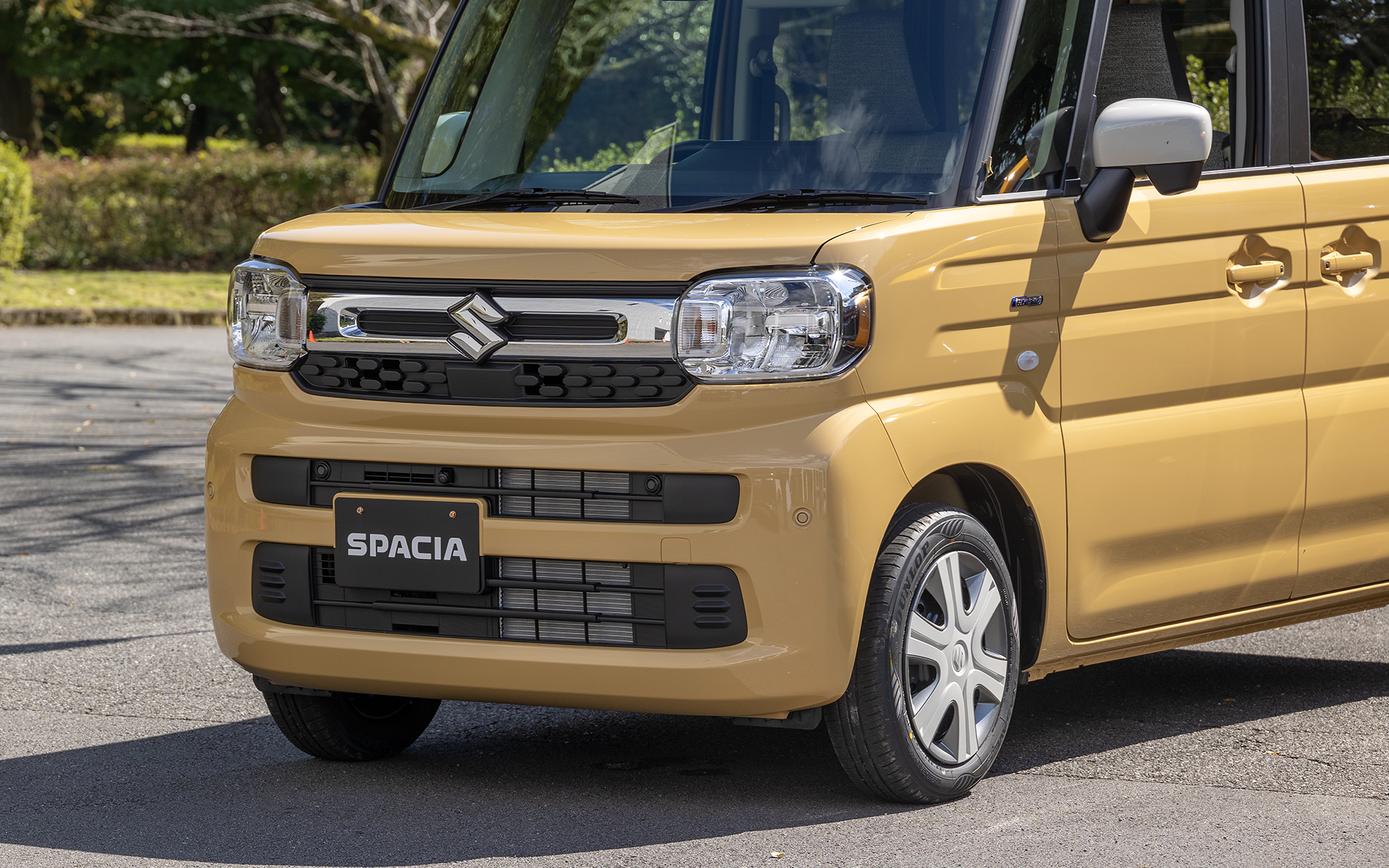 スペーシアらしさを引き継ぎつつ、新しくなった顔まわり。ヘッドライトは薄めにもコンパクトにもできるLED式だが、あえて大型リフレクターを使うことで、レトロな印象を持たせつつ親しみやすいデザインとした