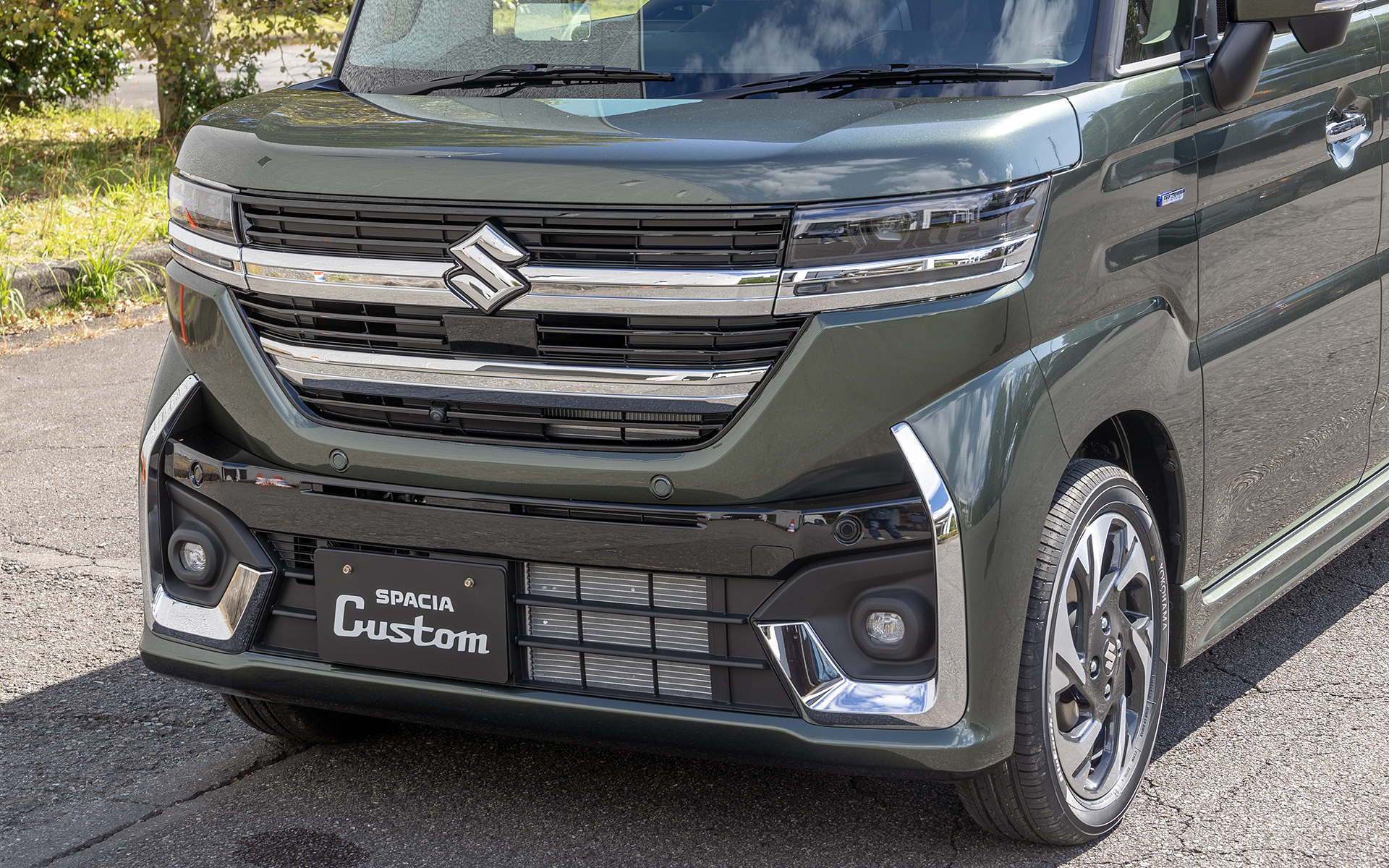 新型スペーシア カスタムは薄型のLEDヘッドライトを採用して凛々しく未来的なイメージのデザインとしている。単眼としたこともライトまわりの厚みが薄く見える。同時にメッキ加飾を使い上質感も高めるている