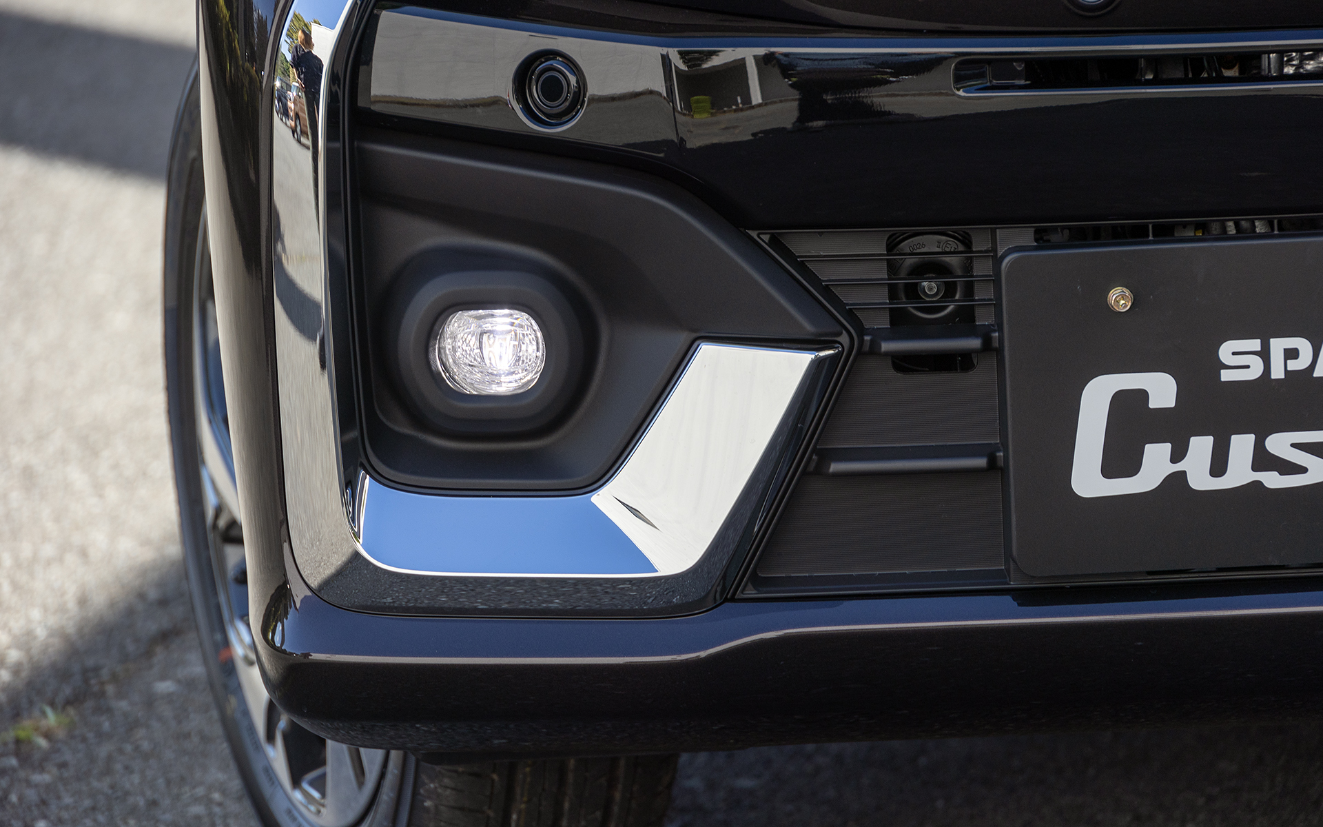 バンパー部にあるLEDフォグランプも小型のものが使われる。バンパー造形も起伏も大きく凝っているが、風洞での空力テストを行ない燃費や走安に影響がないことを確認しているという