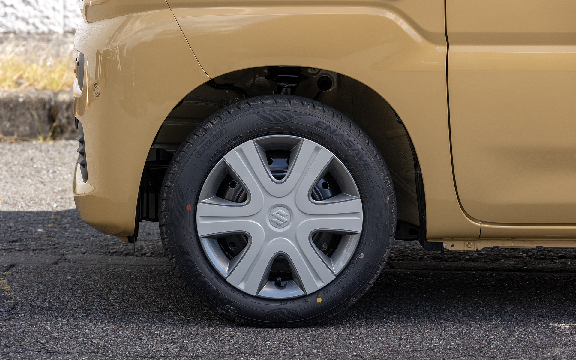 新型スペーシアの標準車は14インチフルホイールキャップを装備。U字形状を6個組み合わせたシンプルなデザイン。2トーンルーフ仕様車ではホイールキャップも2トーンの塗り分けになるというこだわりもある