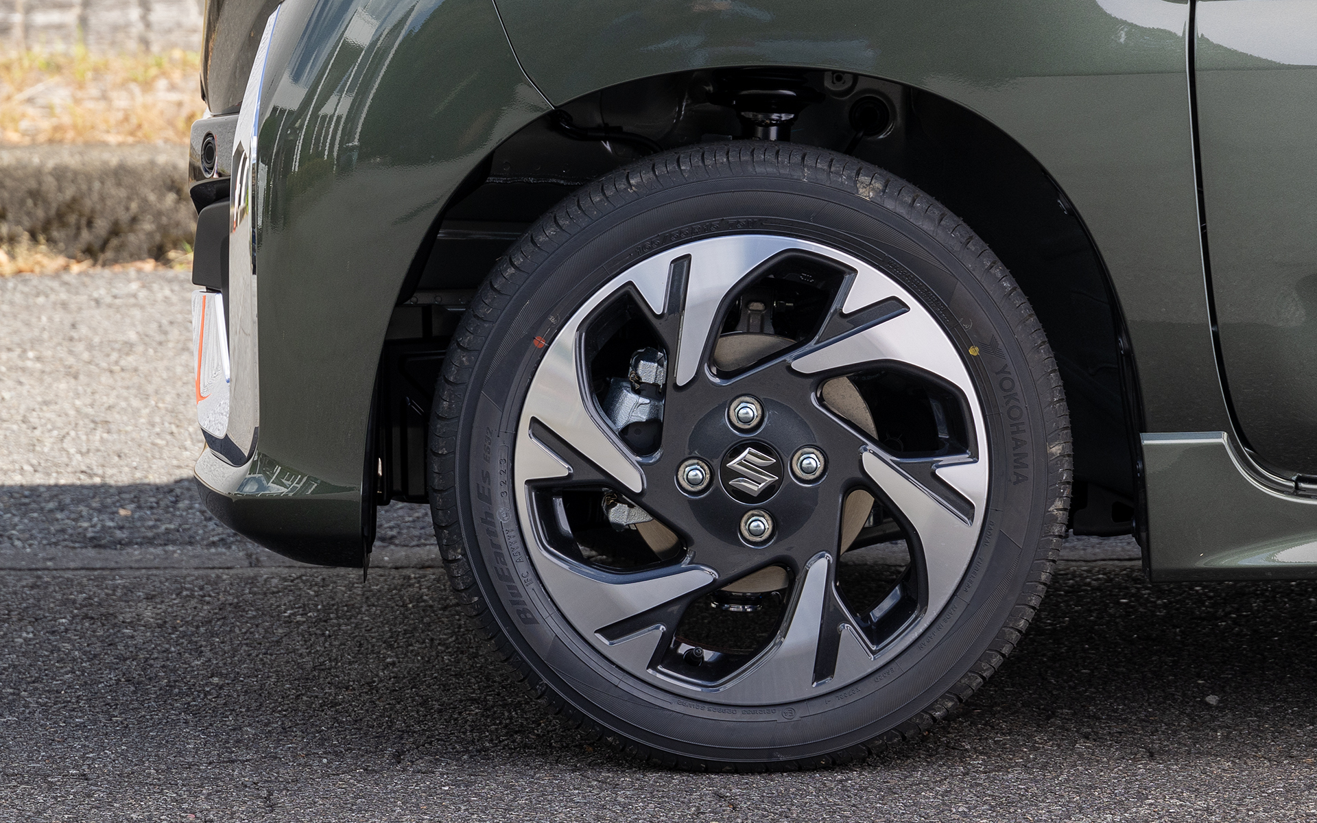 写真は新型スペーシア カスタム HYBRID XSとHYBRID XSターボ用の15インチ切削アルミホイール。スタイリッシュなデザインだ。風洞での空力テストも行なっていて空気抵抗の軽減も考慮しているデザインとのこと