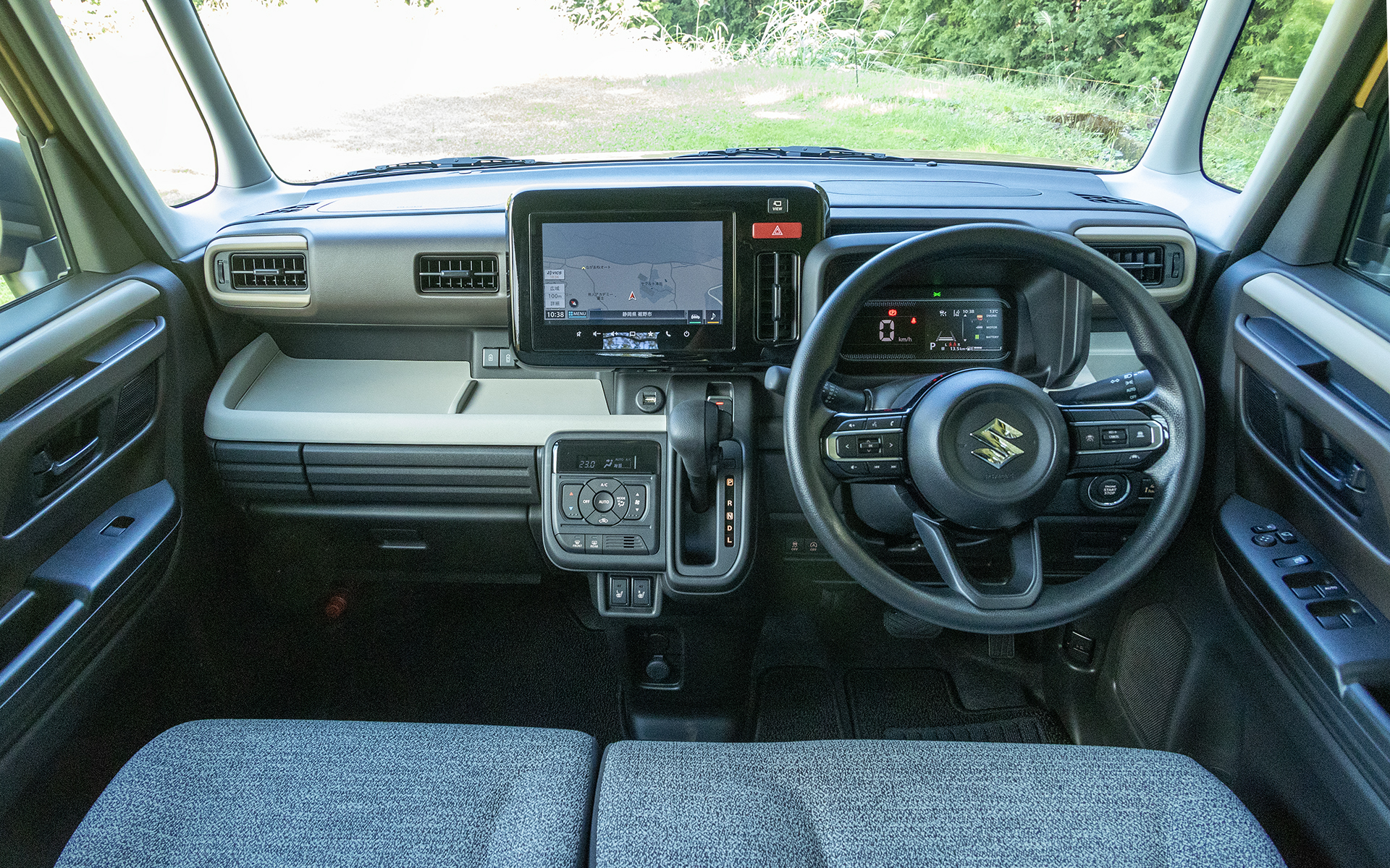 新型スペーシアの運転席まわり。奥行き感のあるデザインだ