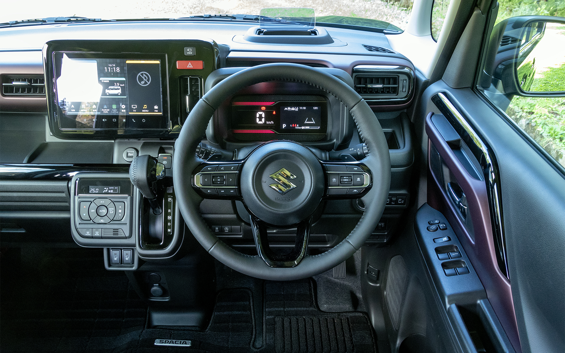 こちらは新型スペーシア カスタム。ステアリングが革巻きになり、標準車とはメーターのデザインを変えている