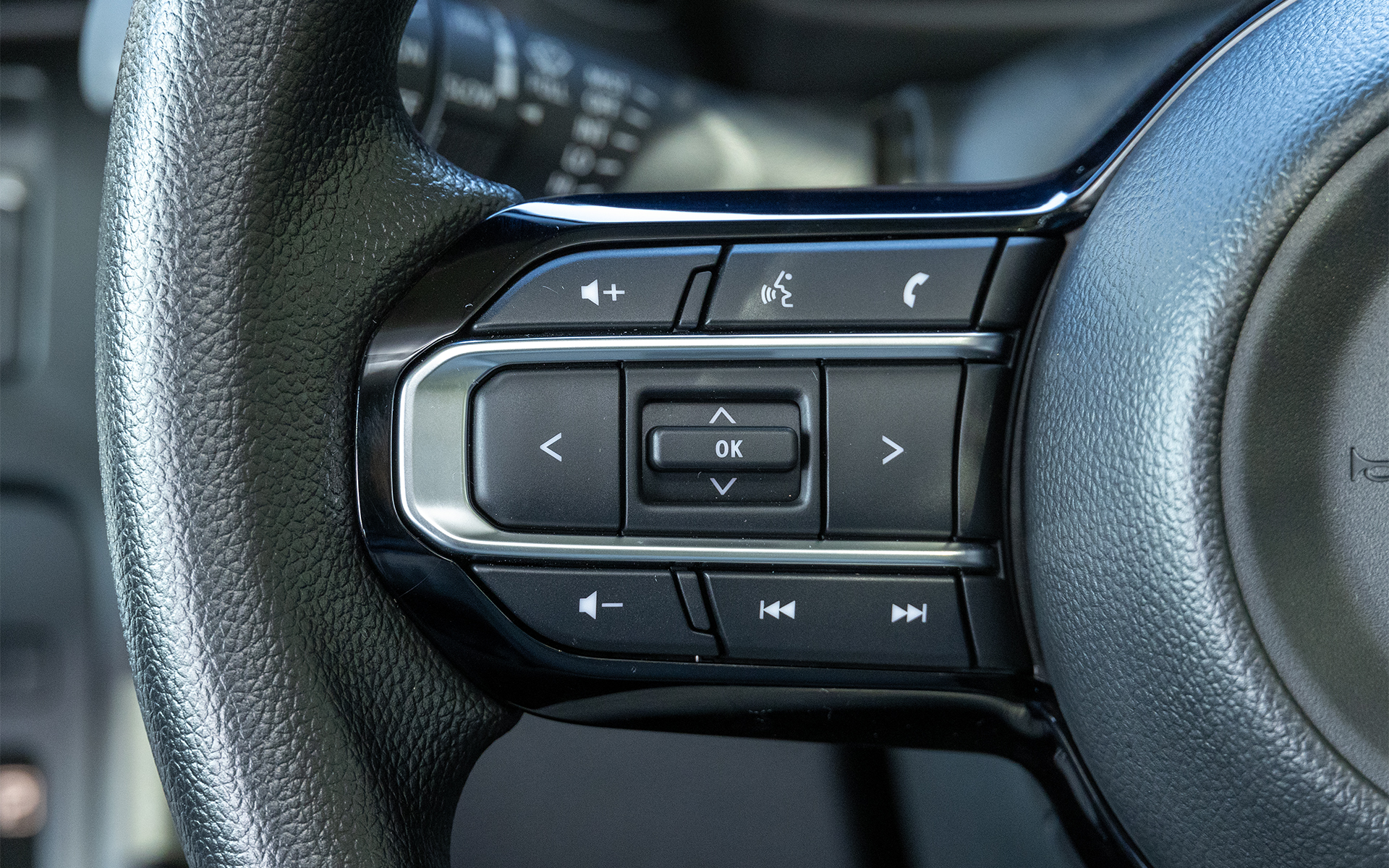 ステアリングスイッチ類は標準車もカスタムも同じ。ステアリング左側のスイッチ類