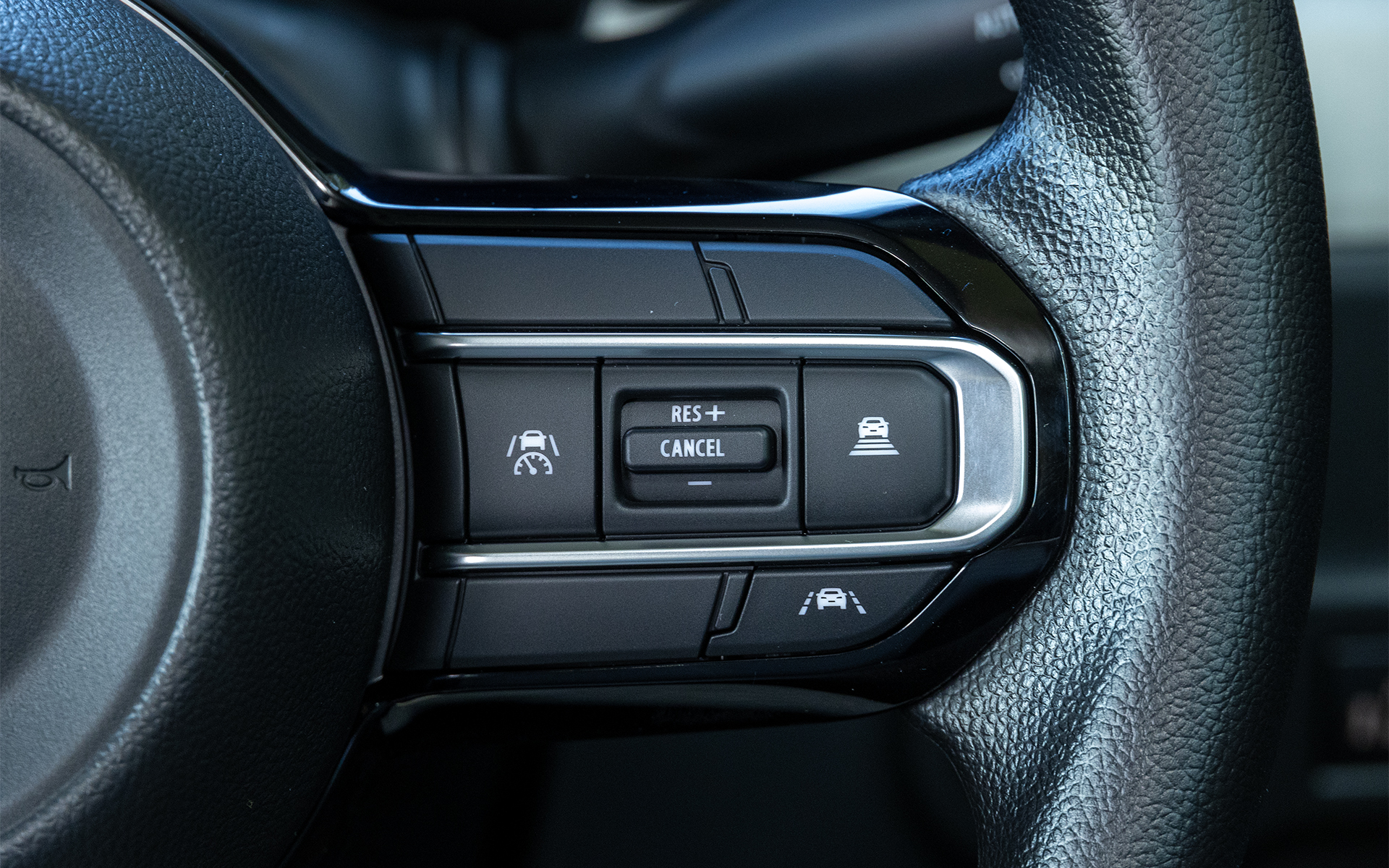 右側にはスズキセーフティサポート操作用スイッチを装備