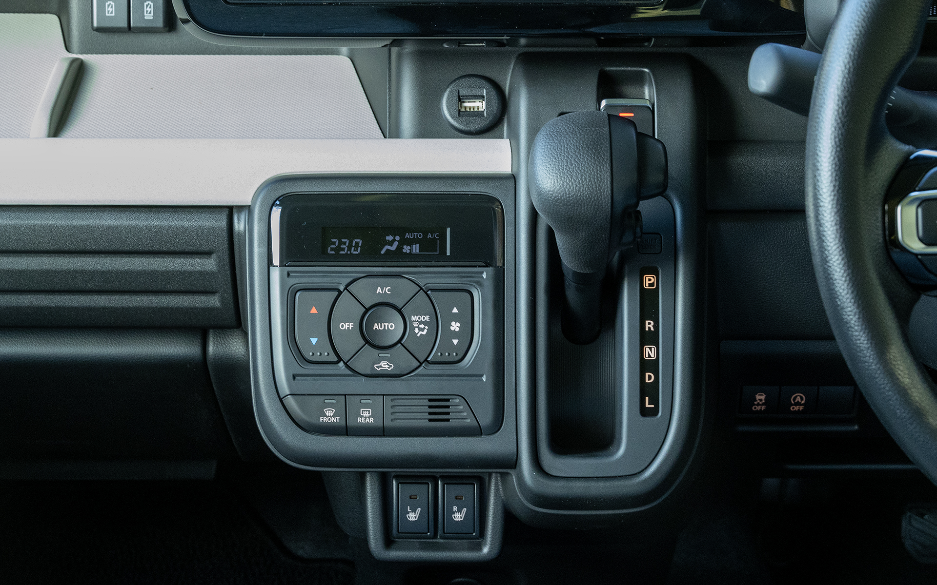 エアコン操作パネルとシフトレバー。シフトポジションの表示はスモールランプを点灯と連動。シフトレバーの奥に電動パーキングのスイッチがある。操作手順的に使いやすい場所。エアコン操作パネル下にはシートヒーターのスイッチがある