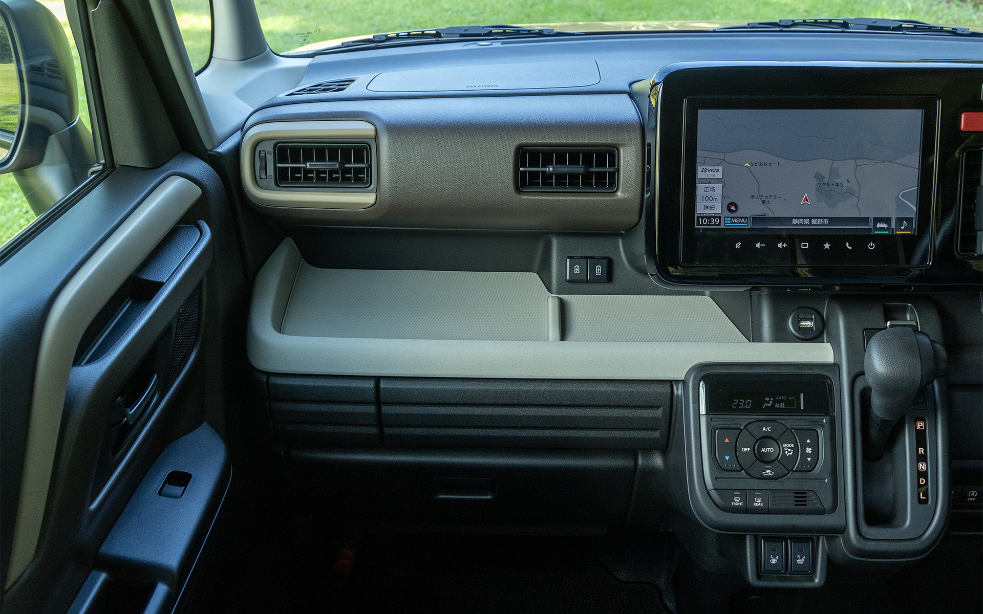 広いスペースのビッグオープントレー。USBソケットは2か所にある