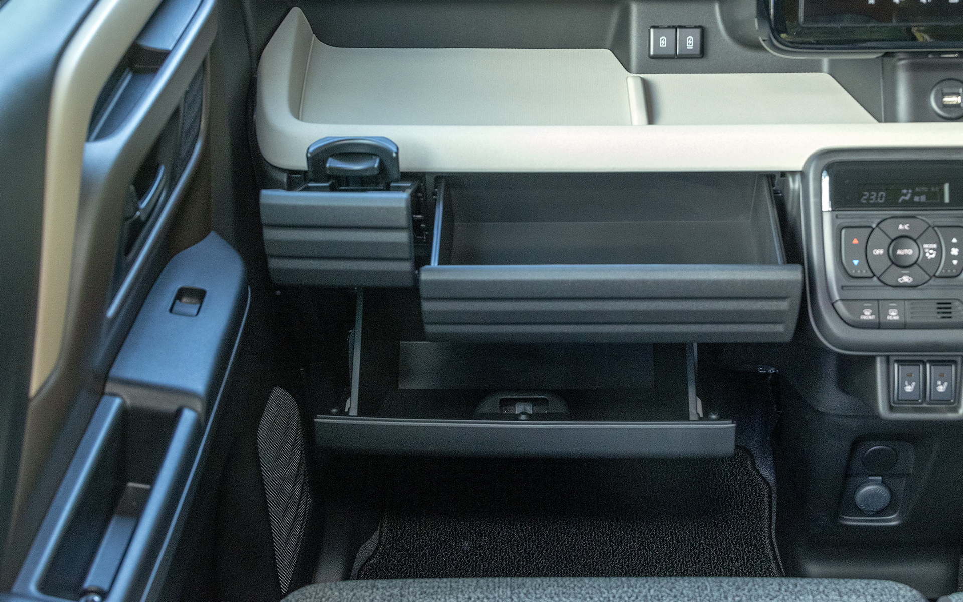 インパネボックス、グローブボックスを開けたところ