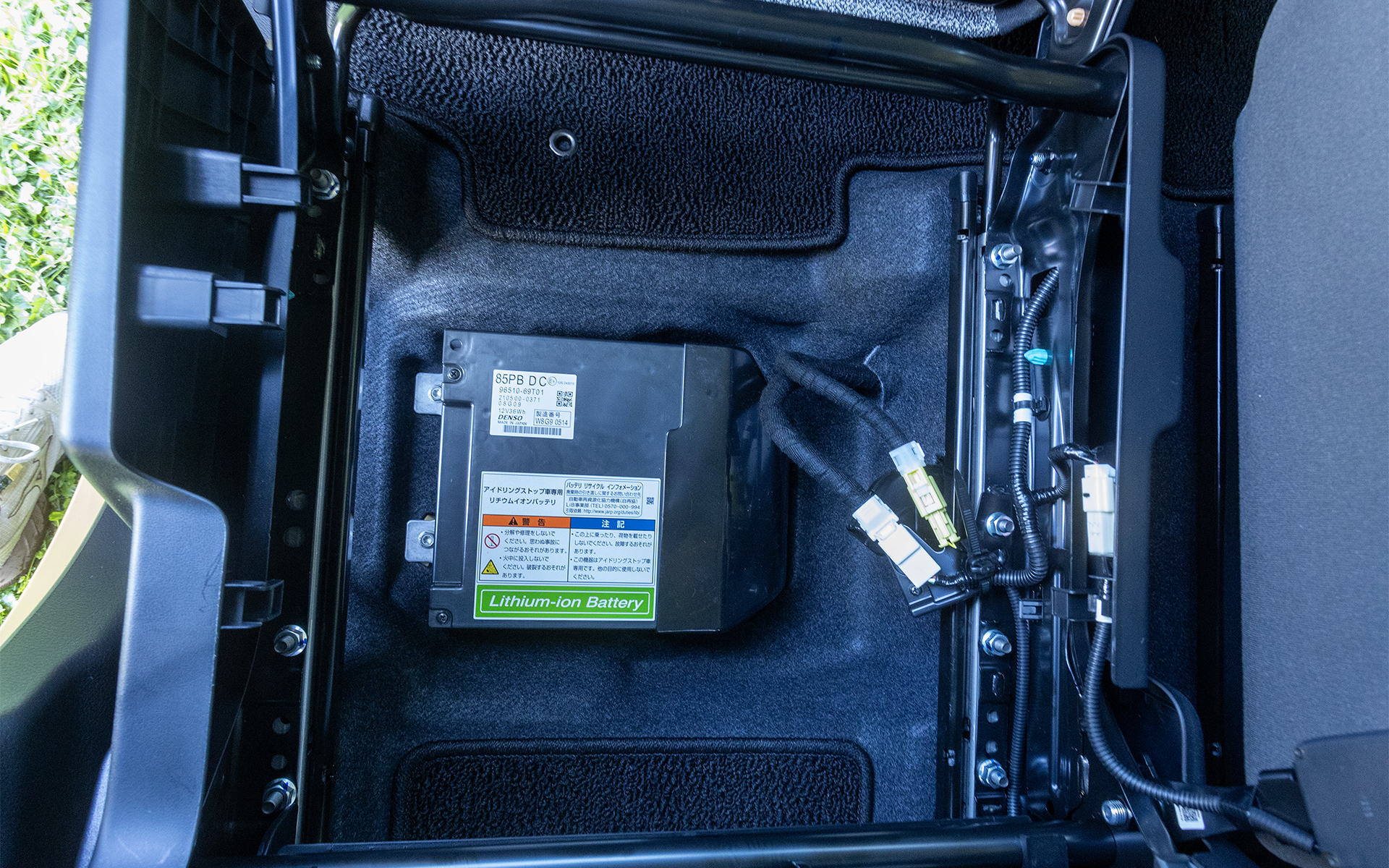 収納ボックスの下にはハイブリッド用のバッテリがある