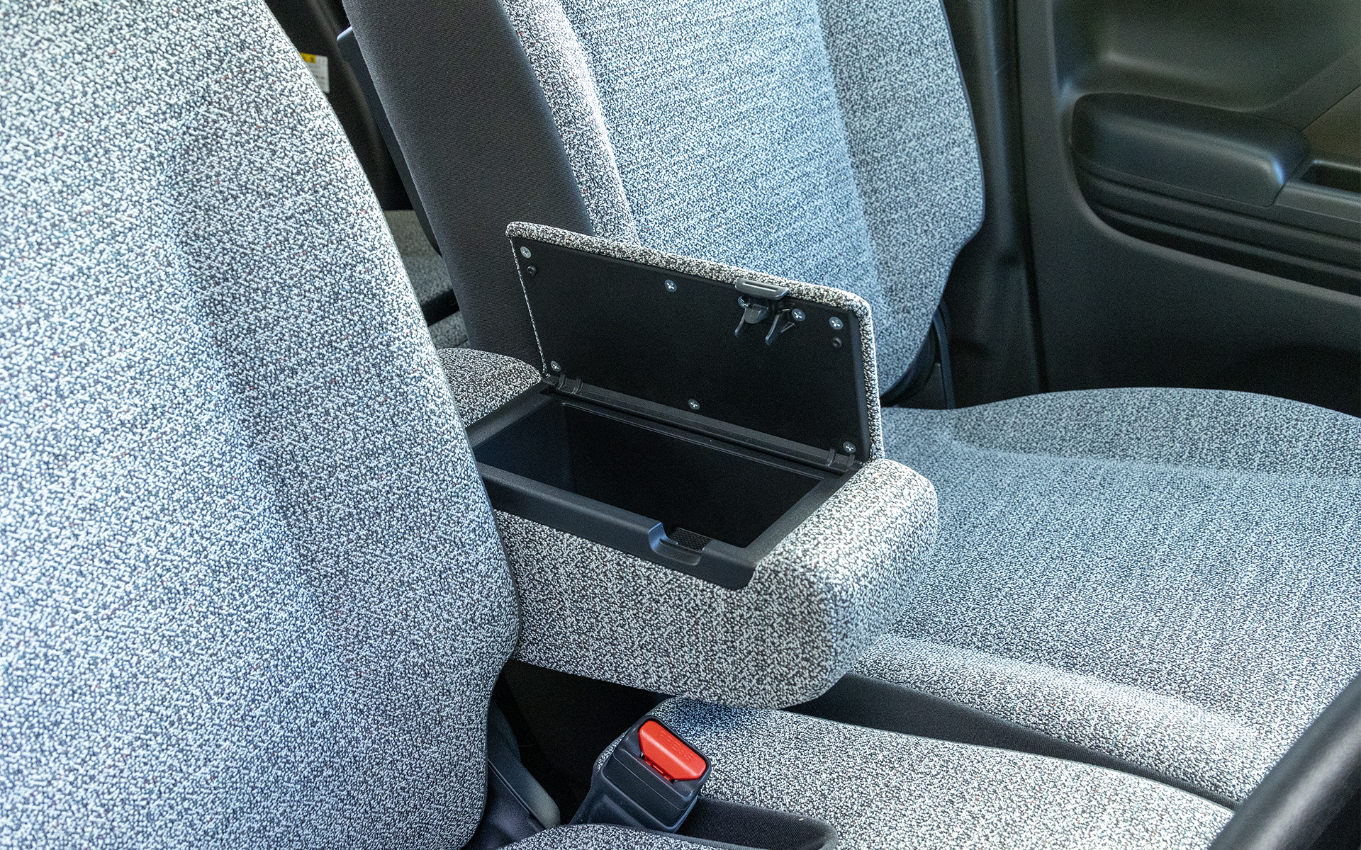 アームレストはふた付きの小物入れになる