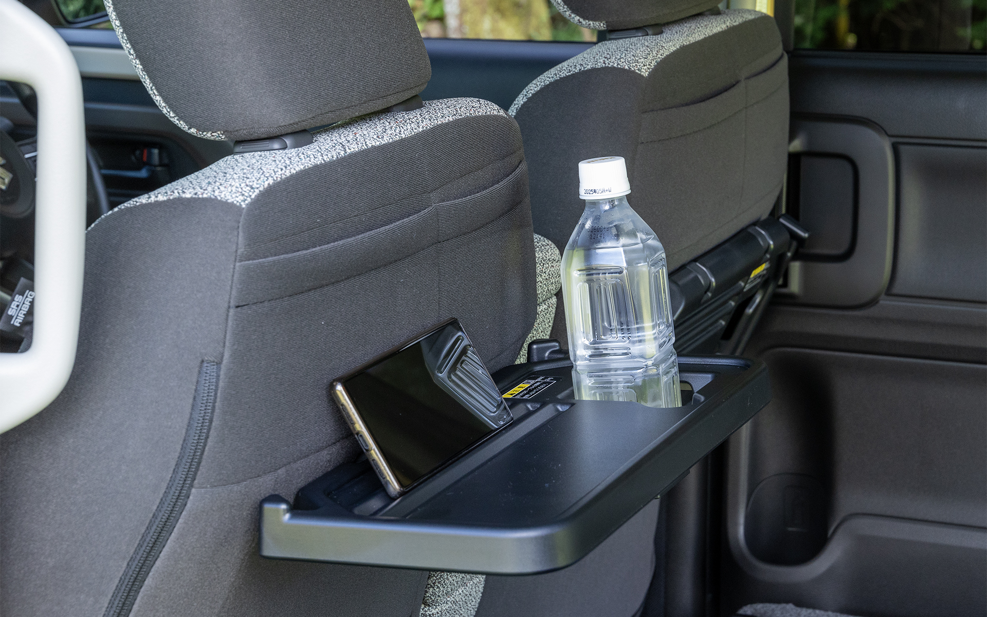 パーソナルテーブルのサイズは幅が255mm、奥行きが144mm。スマホを立てるための溝やペットボトルホルダーもある