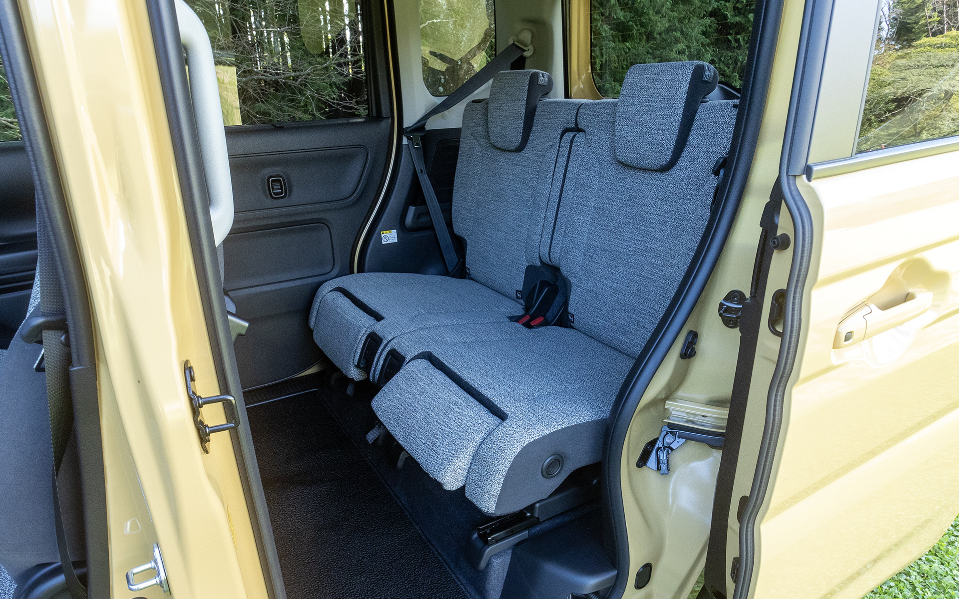 リアシートは左右セパレートタイプで前後スライドあり。足下は十分広い