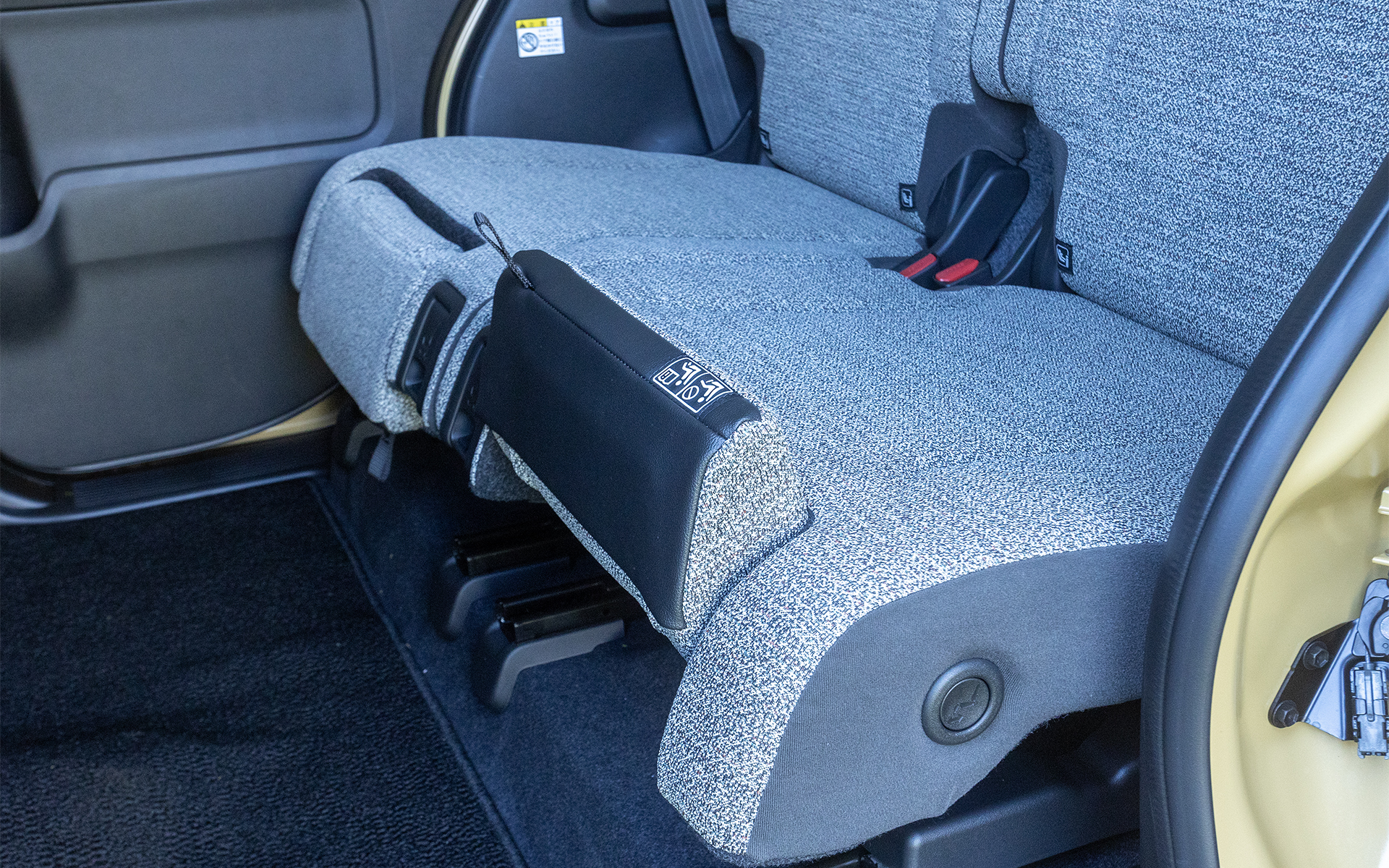 後席座面に置いた荷物が前へ落ちないようにする荷物ストッパーモード