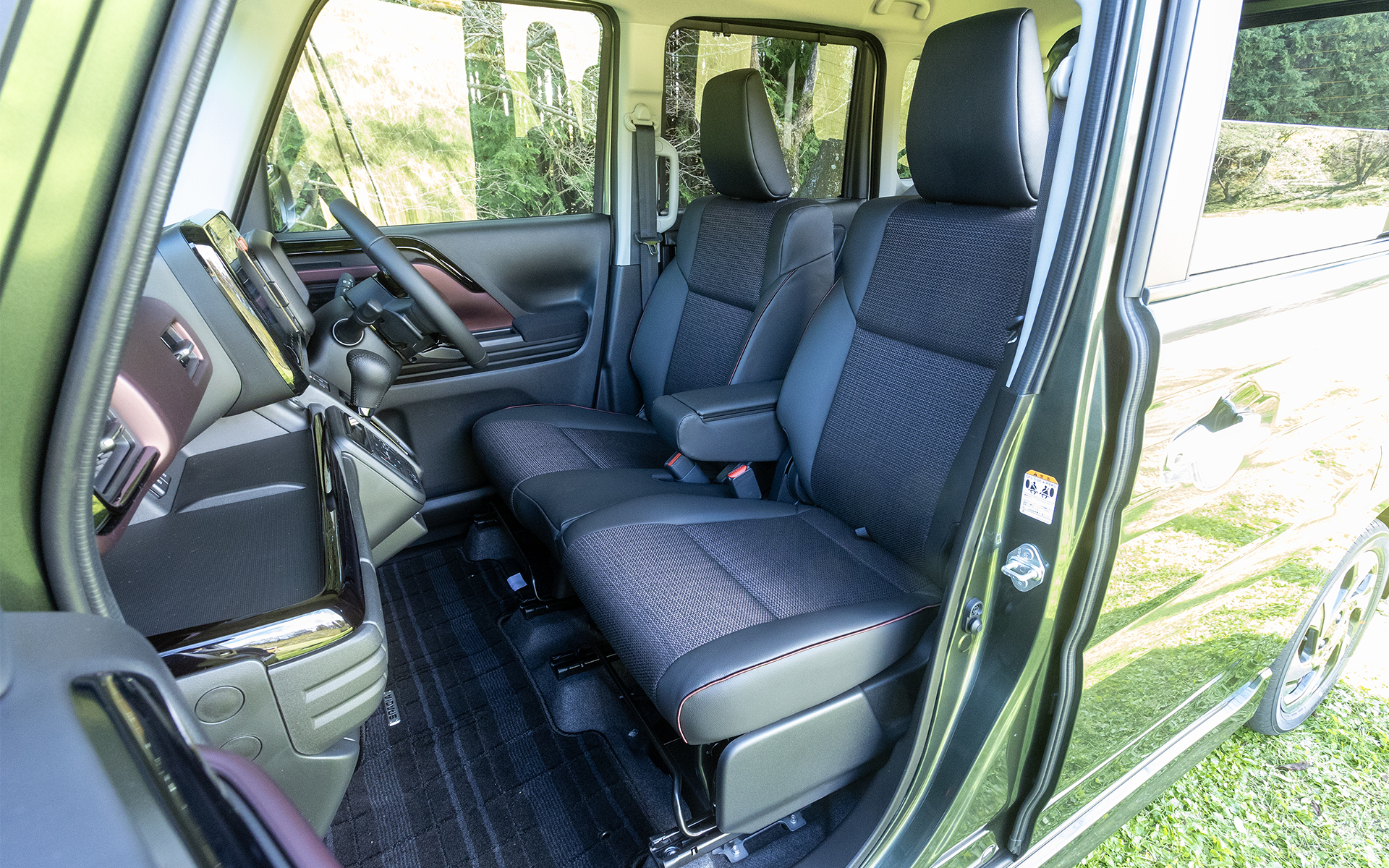 新型スペーシア カスタムの前席シート。ファブリック×合皮仕様。HYBRID GSはファブリック仕様となる