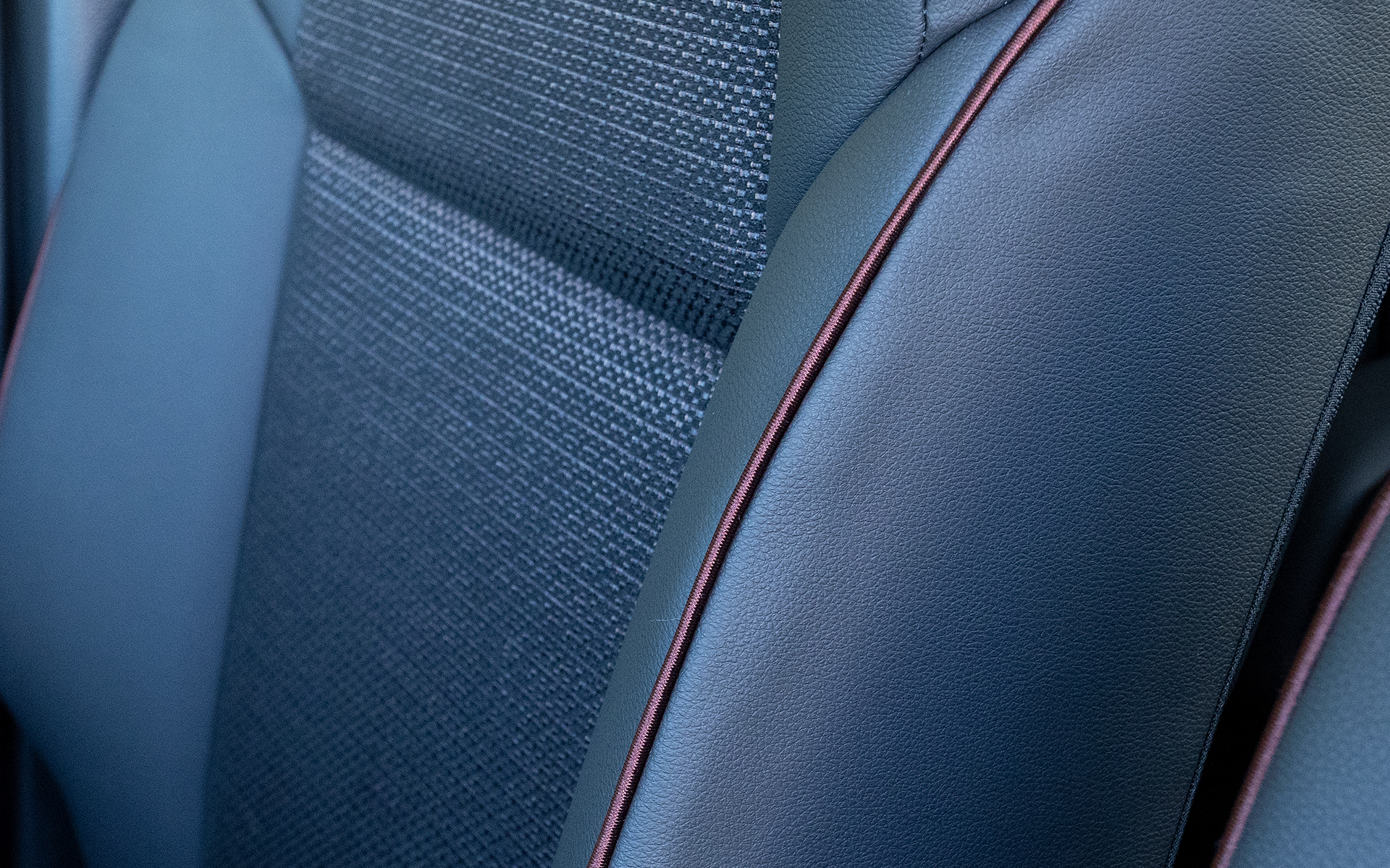シートにはボルドー色のパイピングが入る。ステッチではなくパイピングにしたのは上質感を求めたからということだった