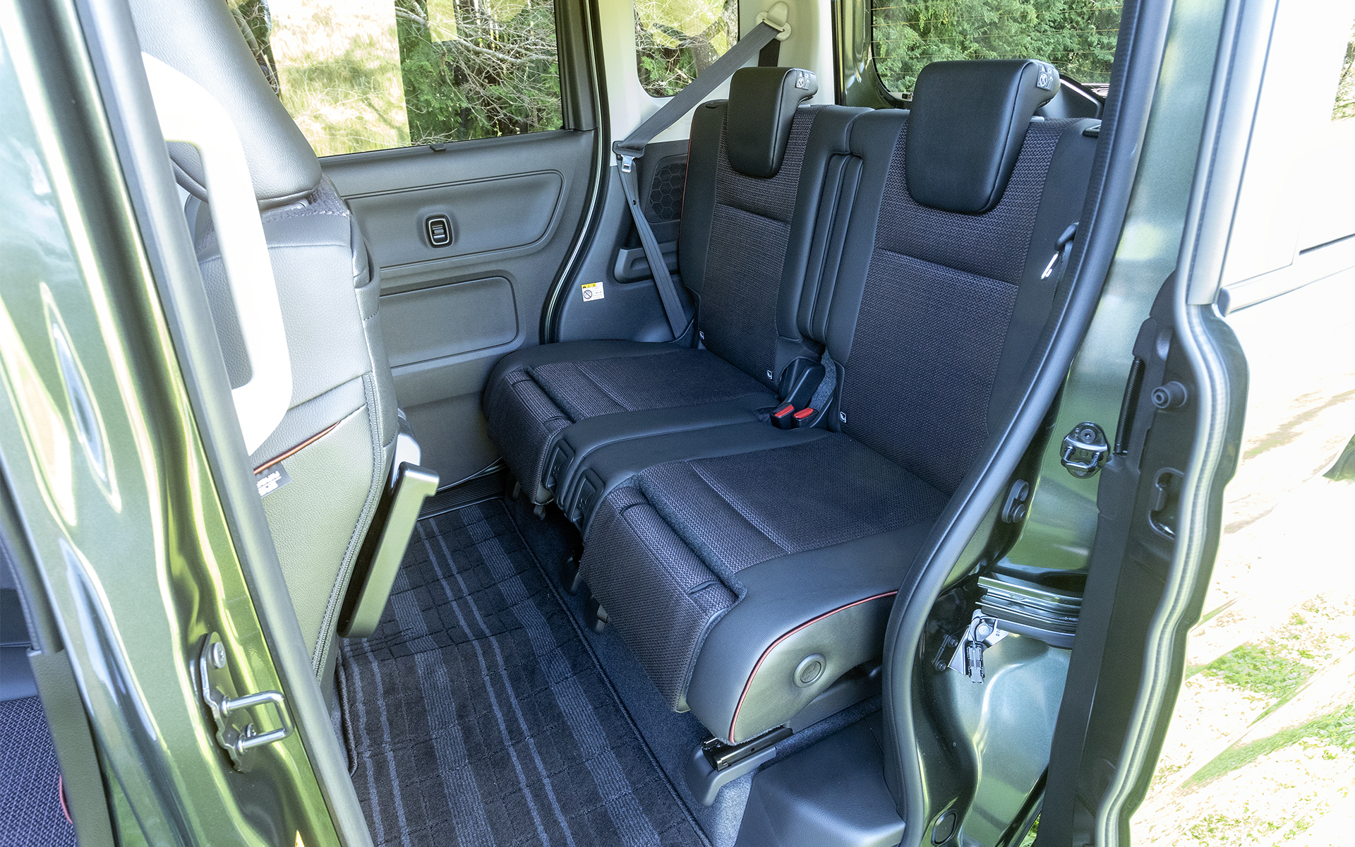 新型スペーシア カスタムのリアシート。こちらもマルチユースフラップ付き