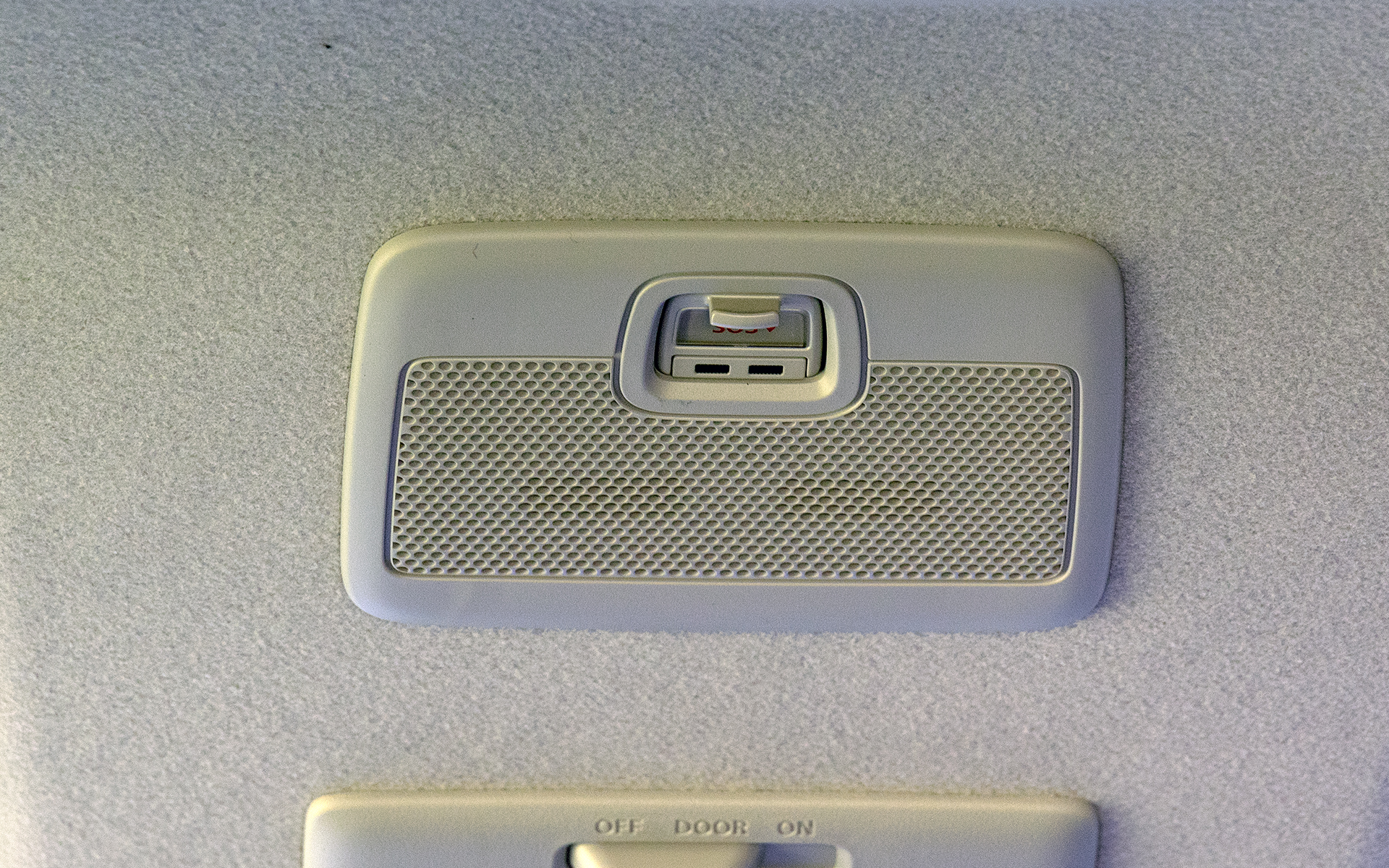 スズキコネクト用のSOSボタン。エアバッグが開くような事故の場合はオペレーターへ自動で通報する