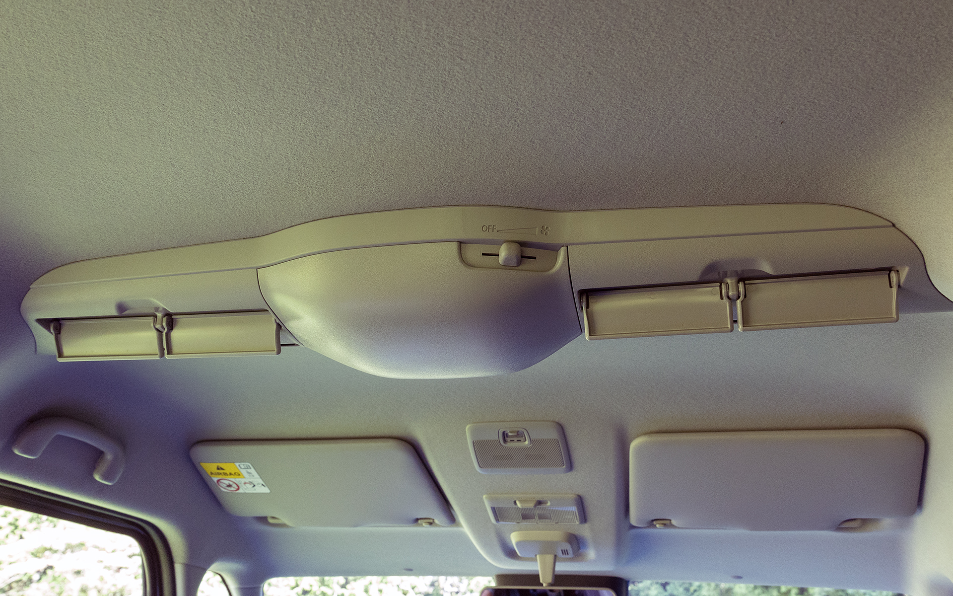 天井にはスリムサーキュレーター付き。フラップの角度は広範囲に調整できる