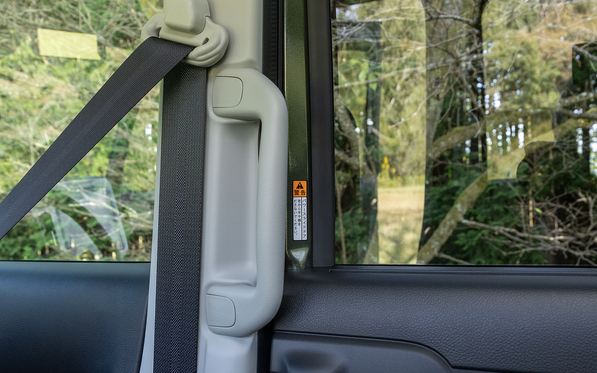 リアのスライドドア乗降口に付くアシストグリップは大型で掴みやすいもの。ステップの高さは地面から345mmなので乗り降りはしやすい
