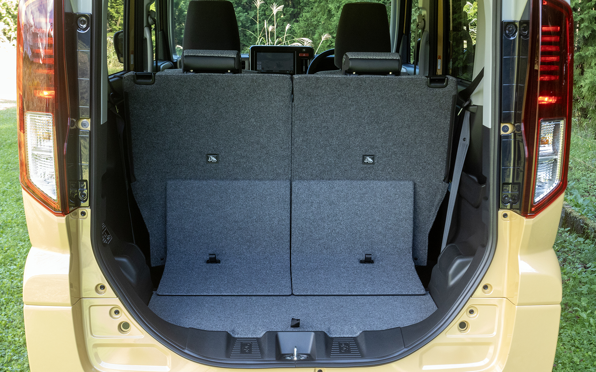 左右シートを前にスライド。シートを立てた状態ではこの位置が一番ラゲッジスペースが広い