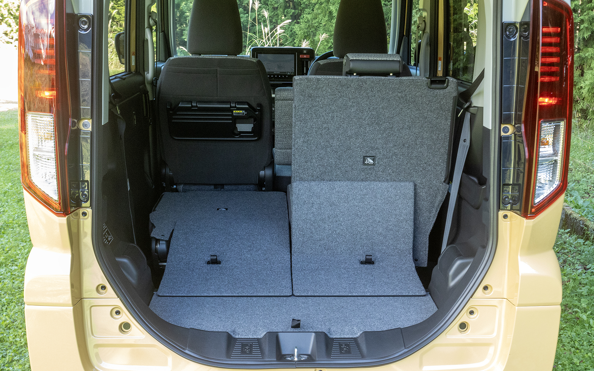 リアシートは片側ずつ前倒しできる